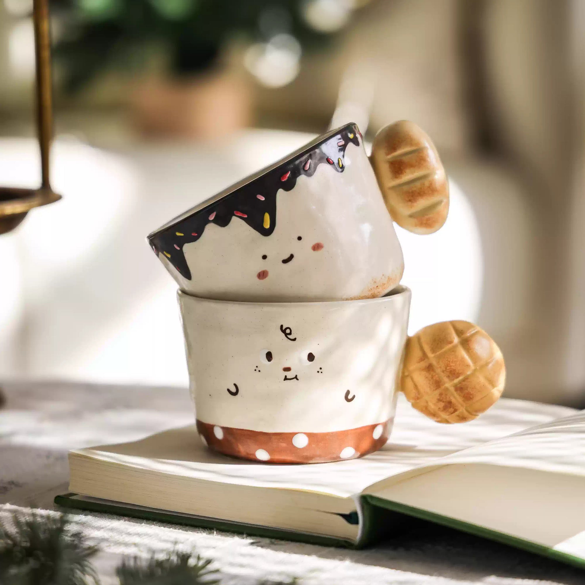 Tasse à café artisanale avec décor pain en relief