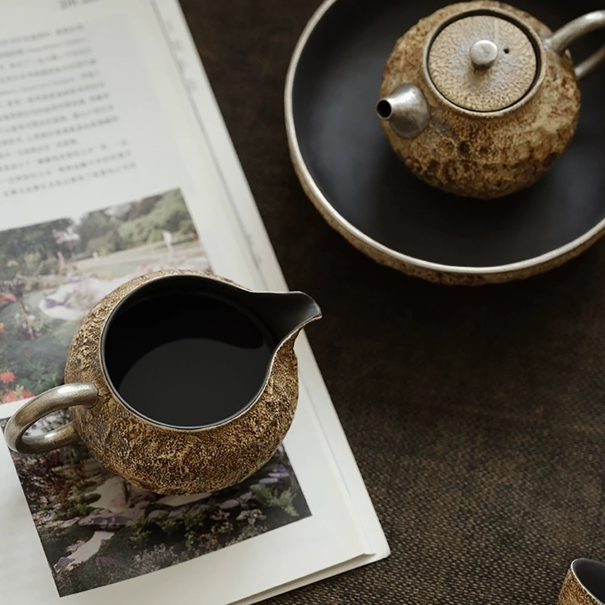 Tasse à partager Kohiki effet pierre à trois pieds avec anse argentée