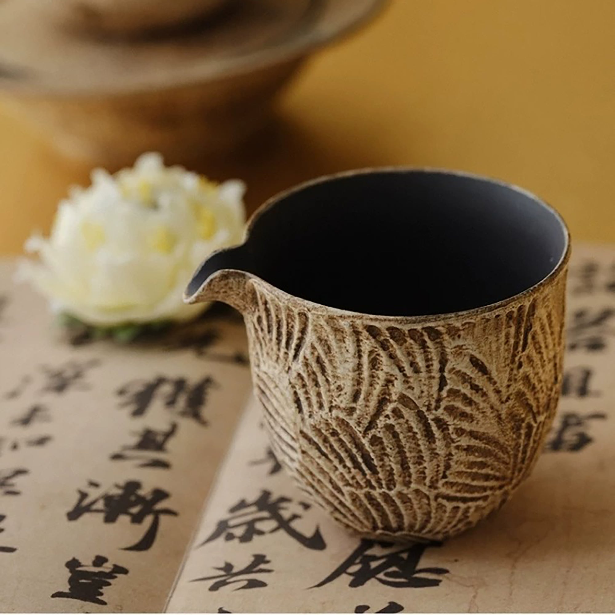 Tasse à partager effet pierre Kohiki à motif plume sculpté main