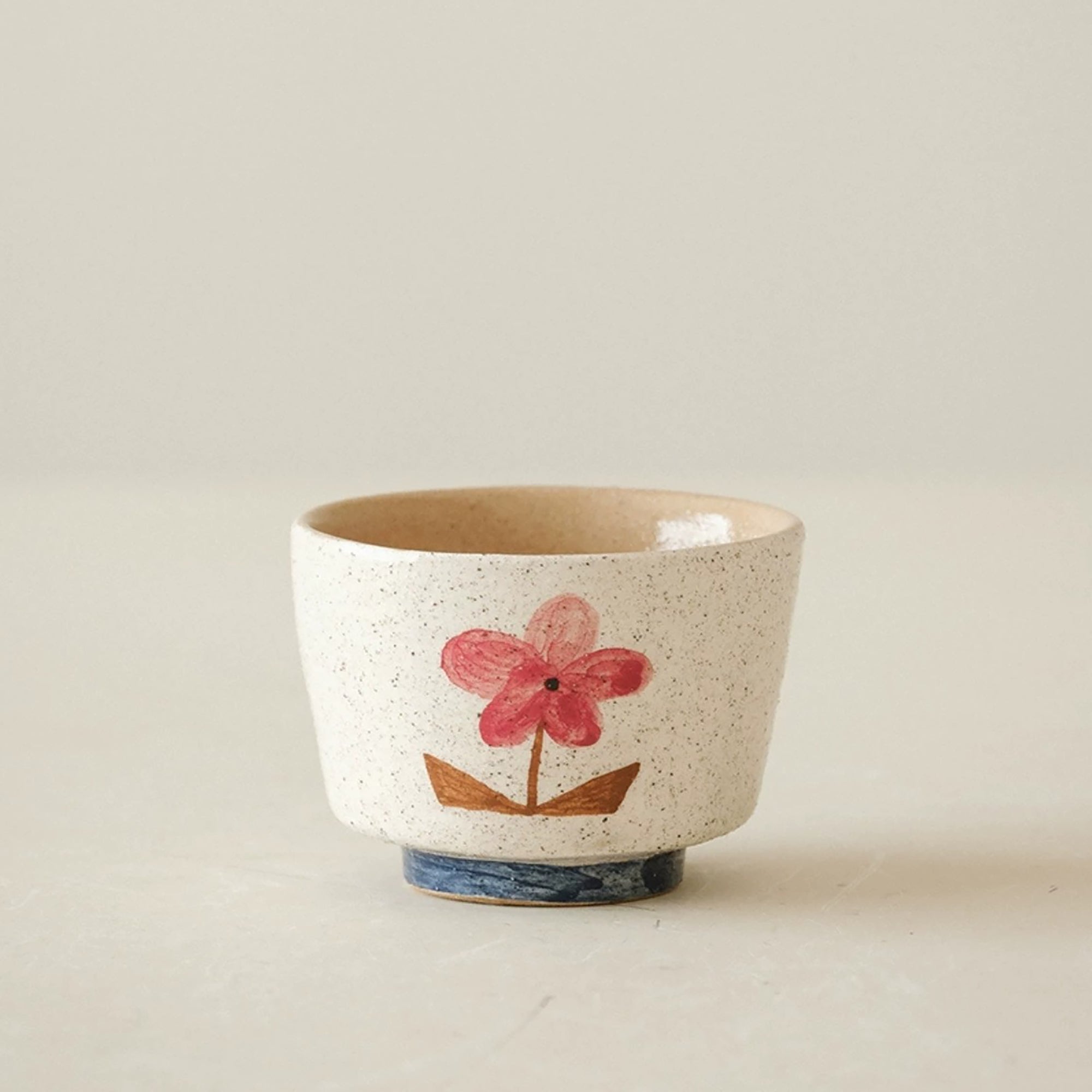 Tasse à thé kohiki décor floral peint à la main
