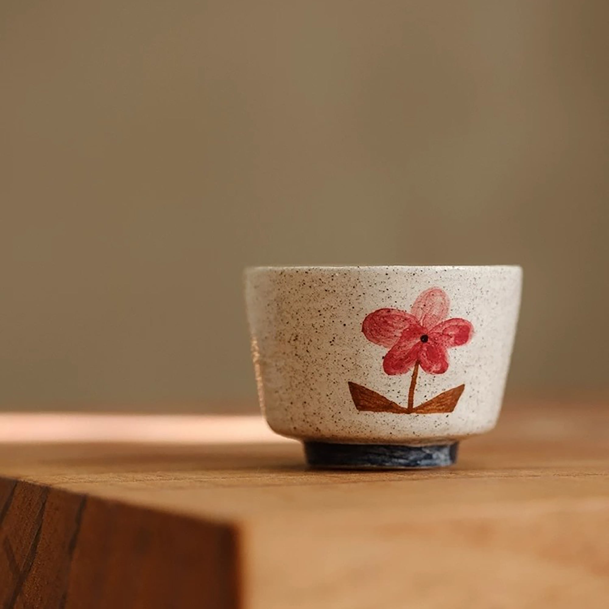 Tasse à thé kohiki décor floral peint à la main