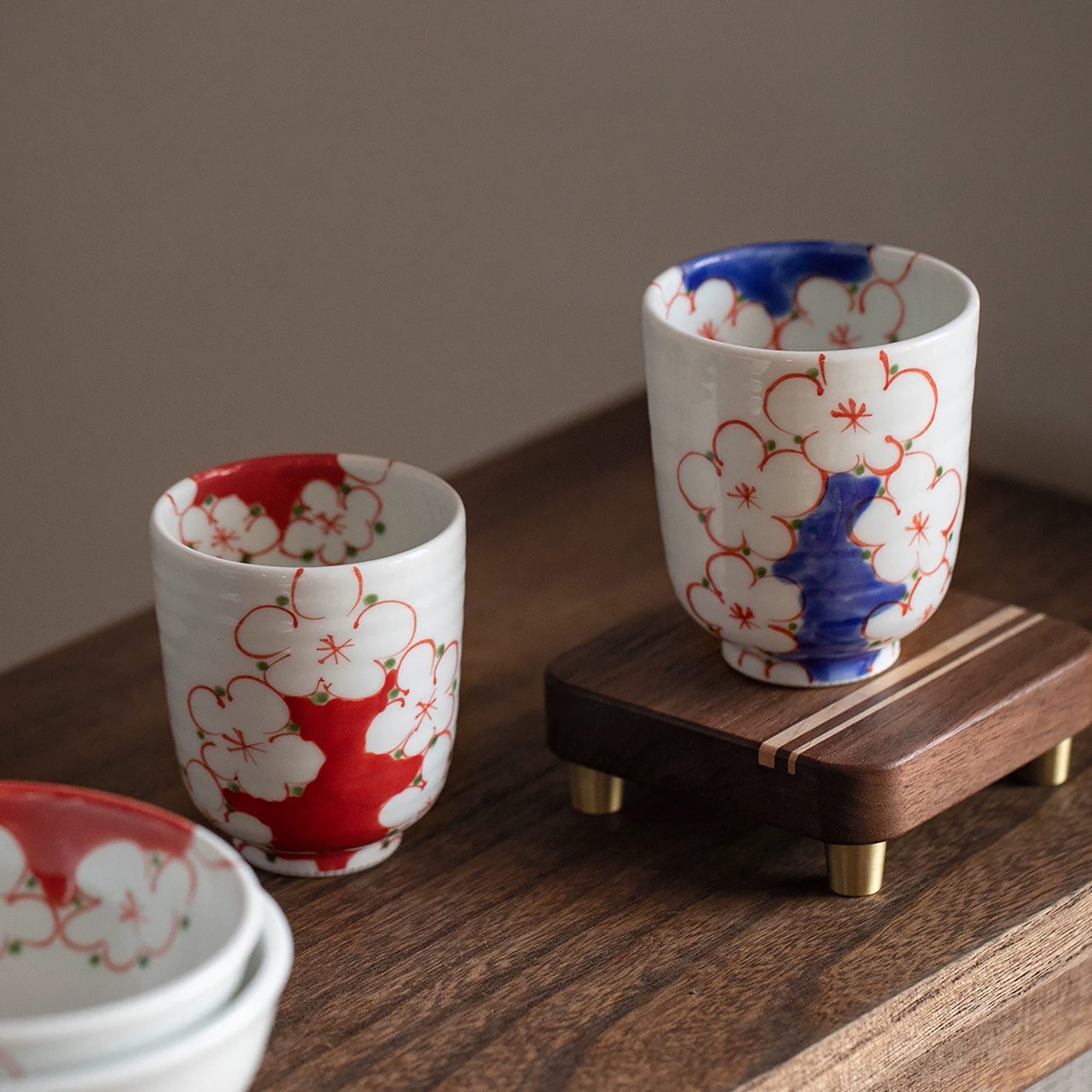 Tasses à thé Sakura en porcelaine Mino-yaki.