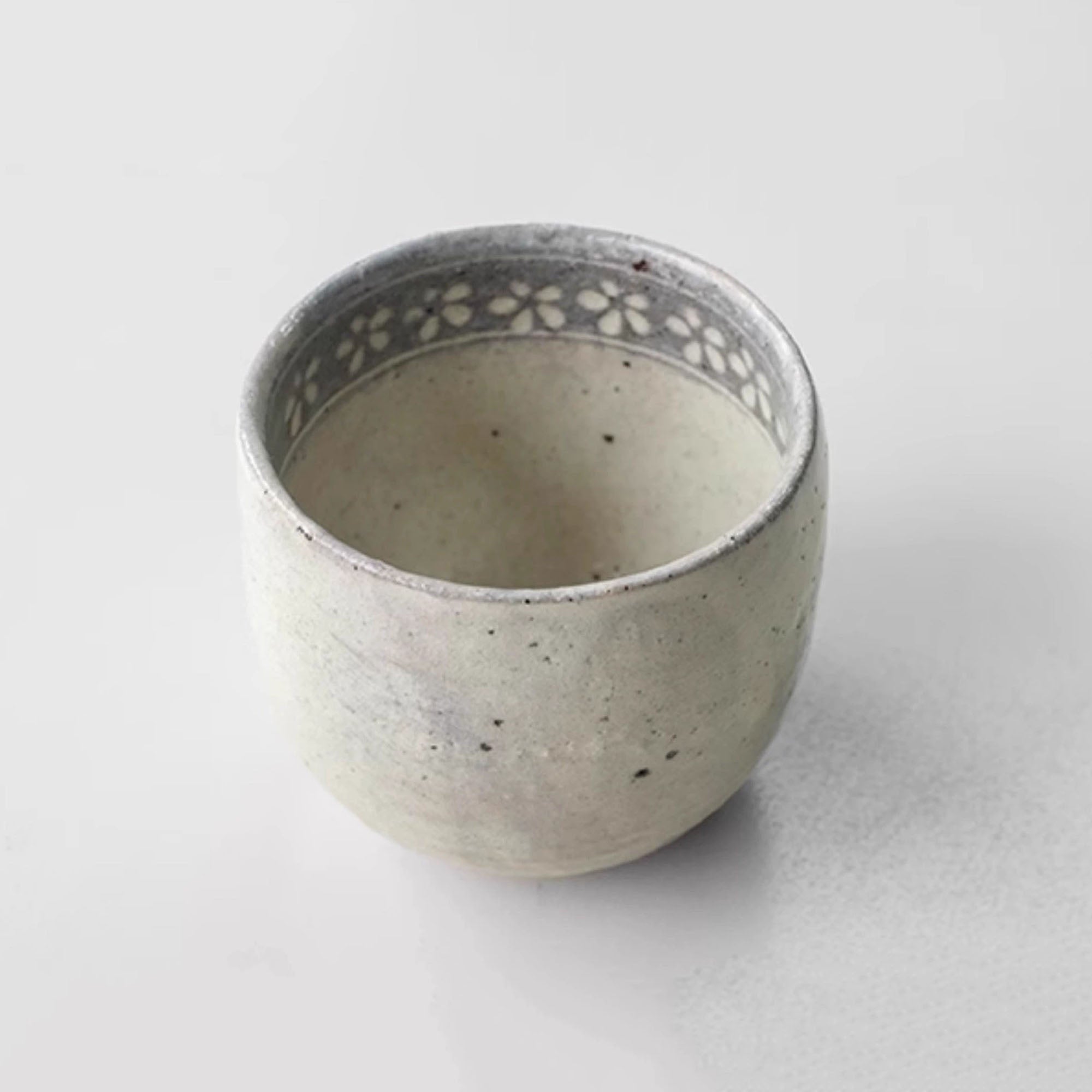 Tasse Ginpo Mishima avec motif floral