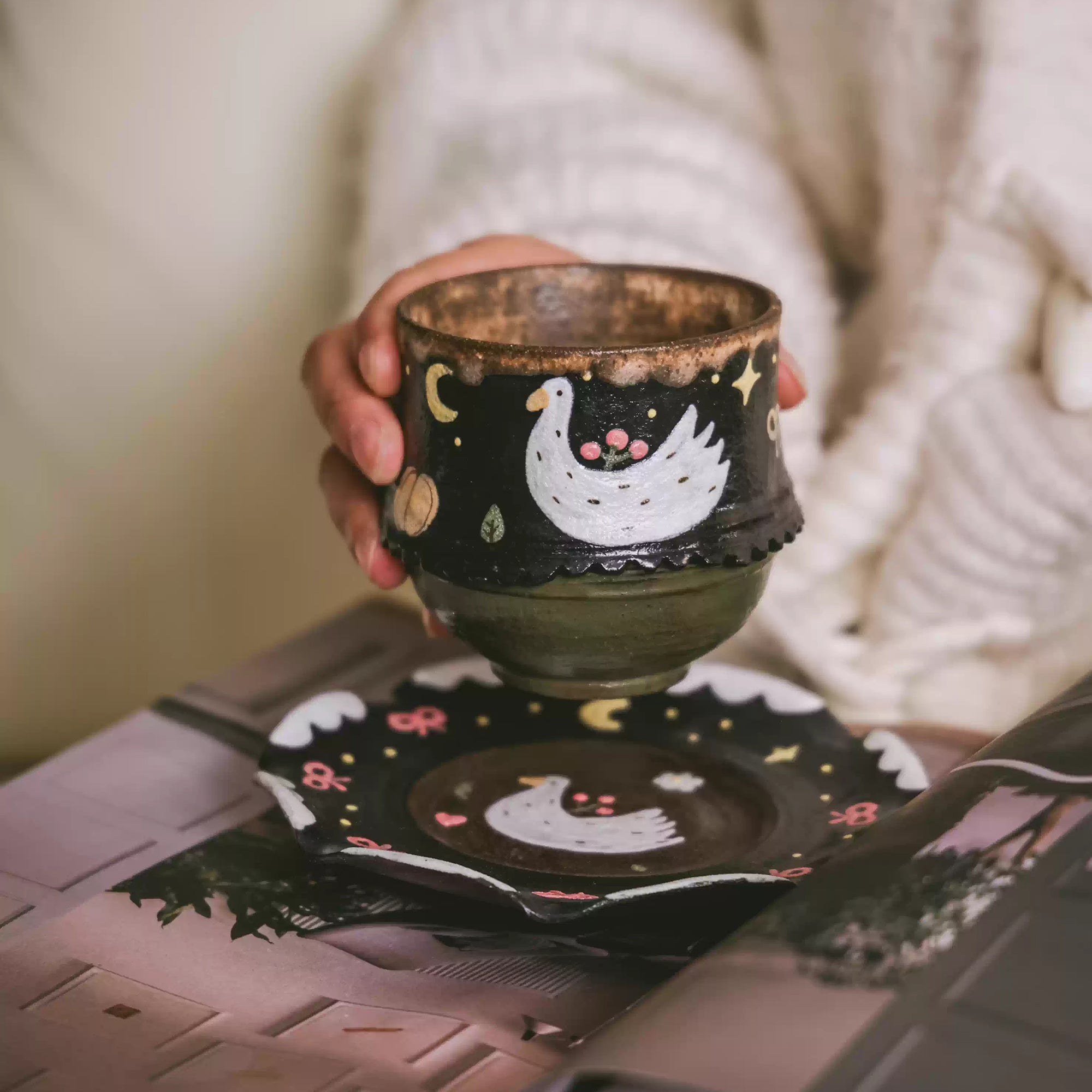 Tasse en céramique argile violette série Nuit & Oiseau blanc