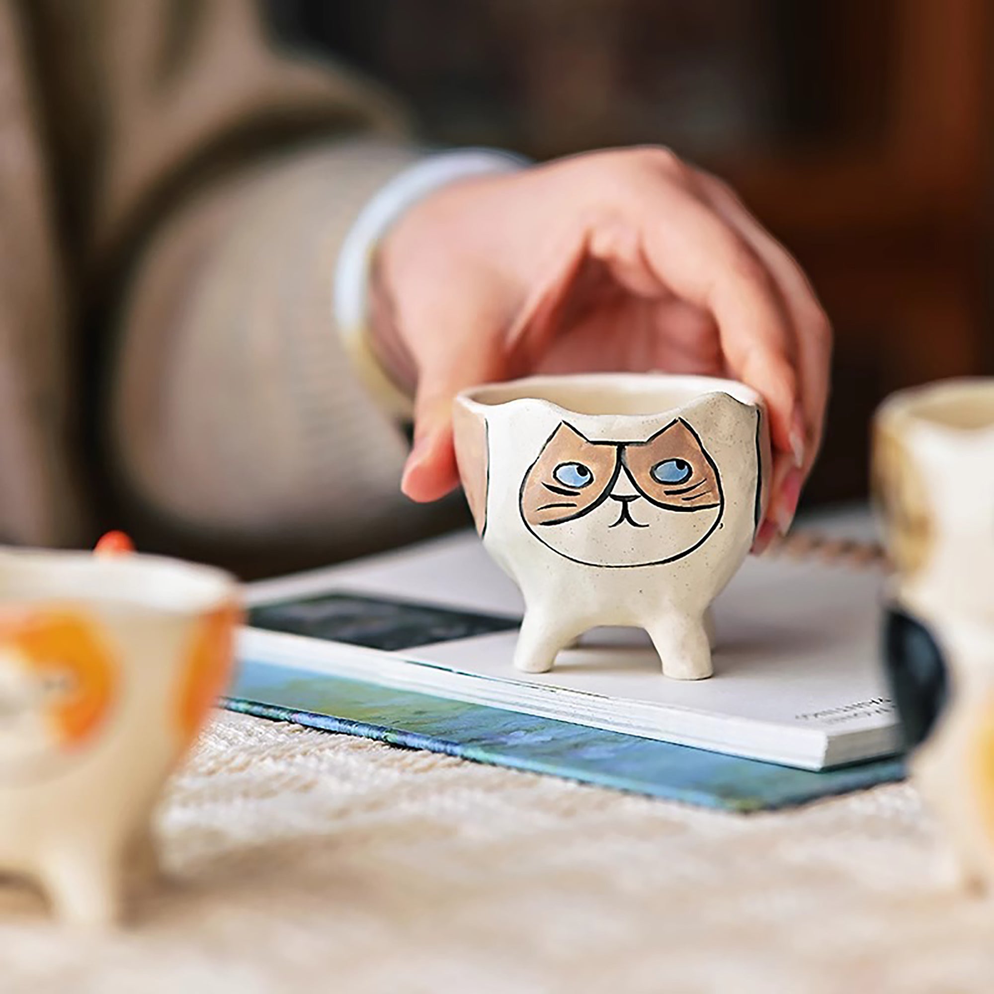 Tasse à saké en céramique fait main avec forme chat mignon