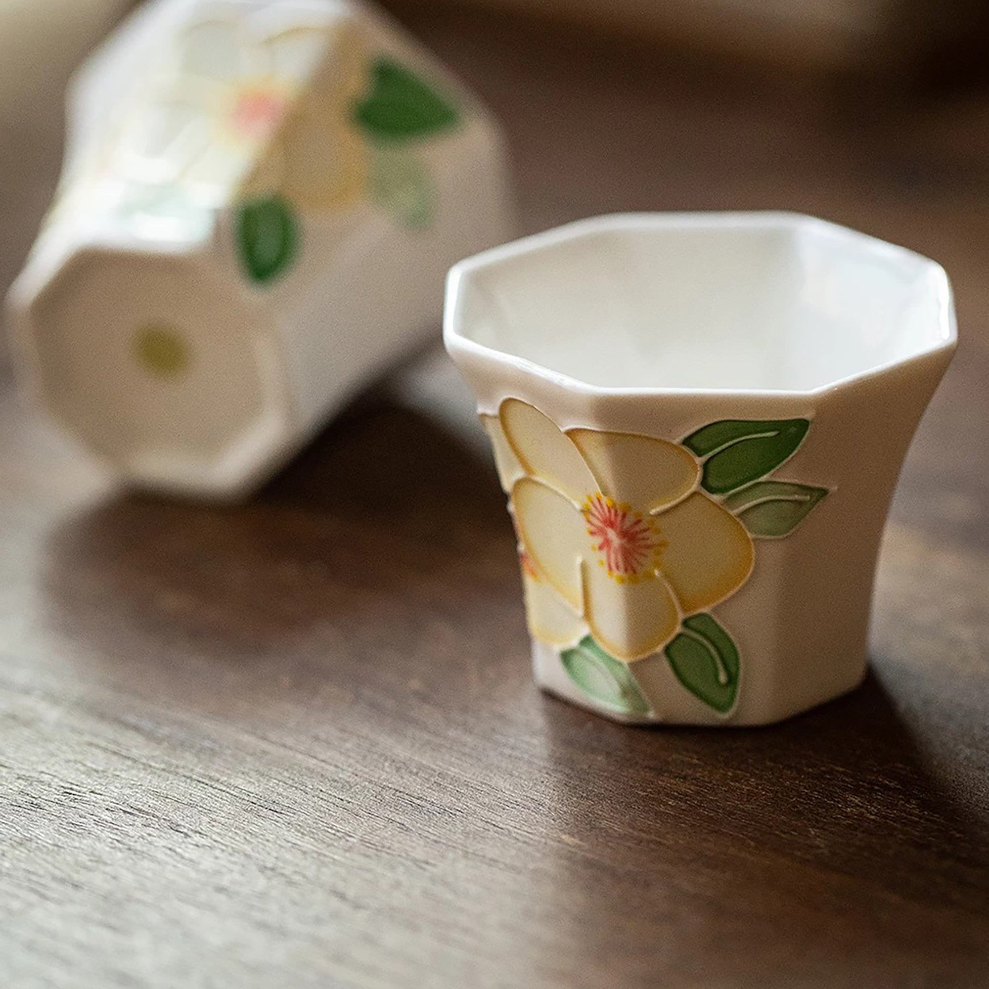 Service à thé en porcelaine décor floral en relief
