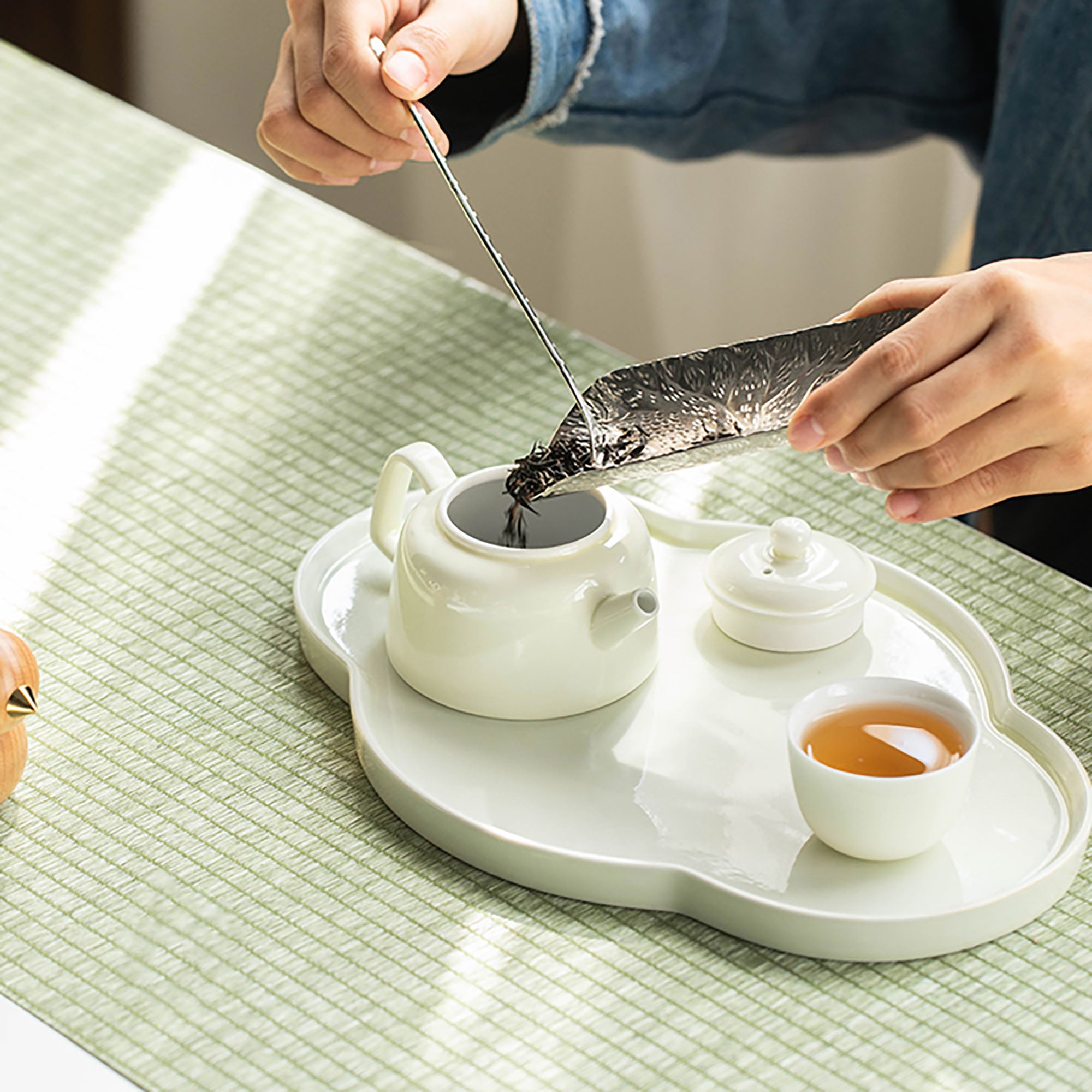 Théière en porcelaine avec émail Primevère innovant