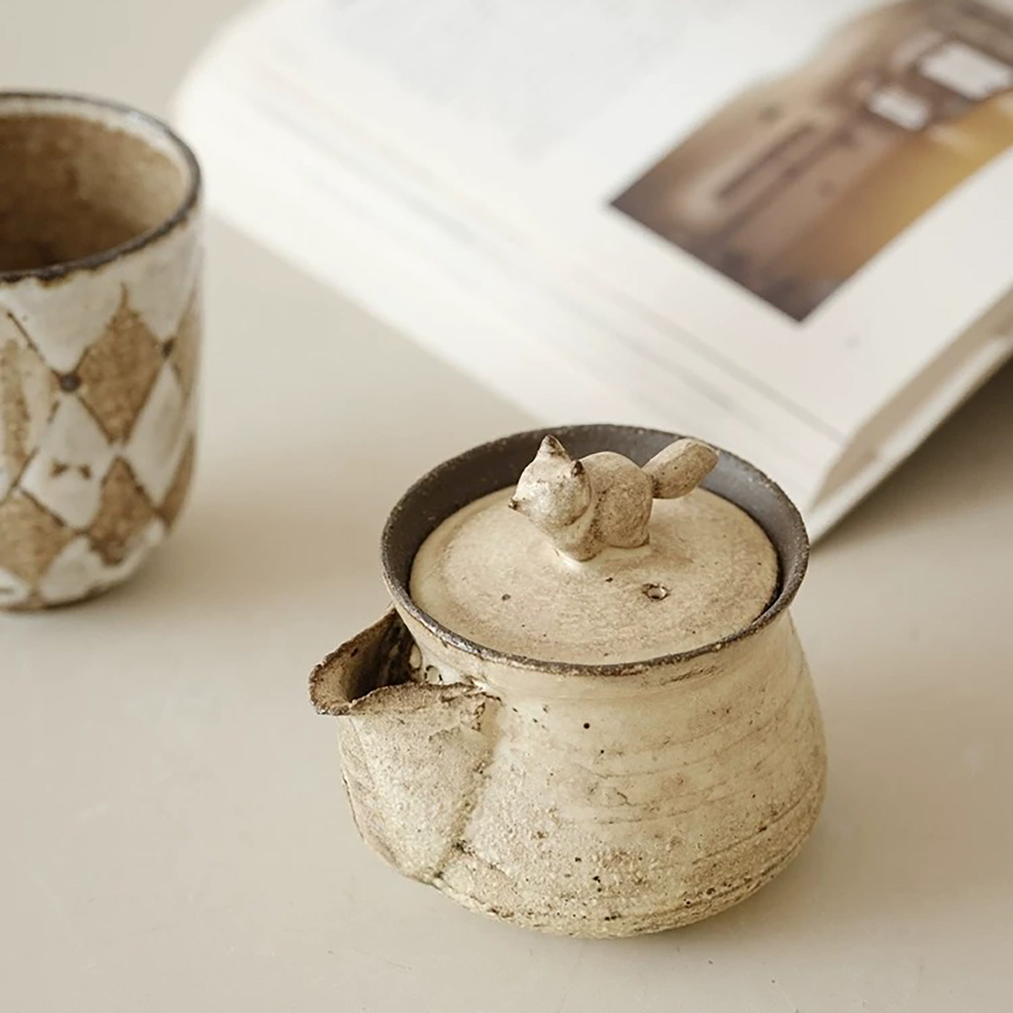 Théière artisanale style wabi-sabi avec finition Kohiki
