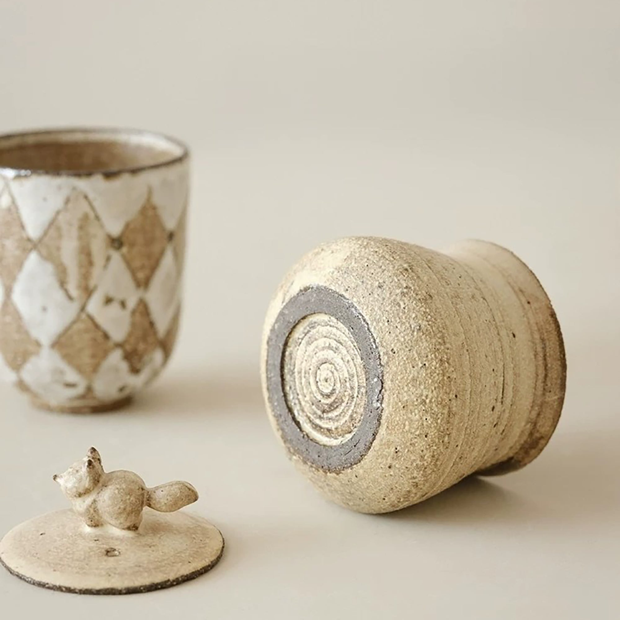 Théière artisanale style wabi-sabi avec finition Kohiki