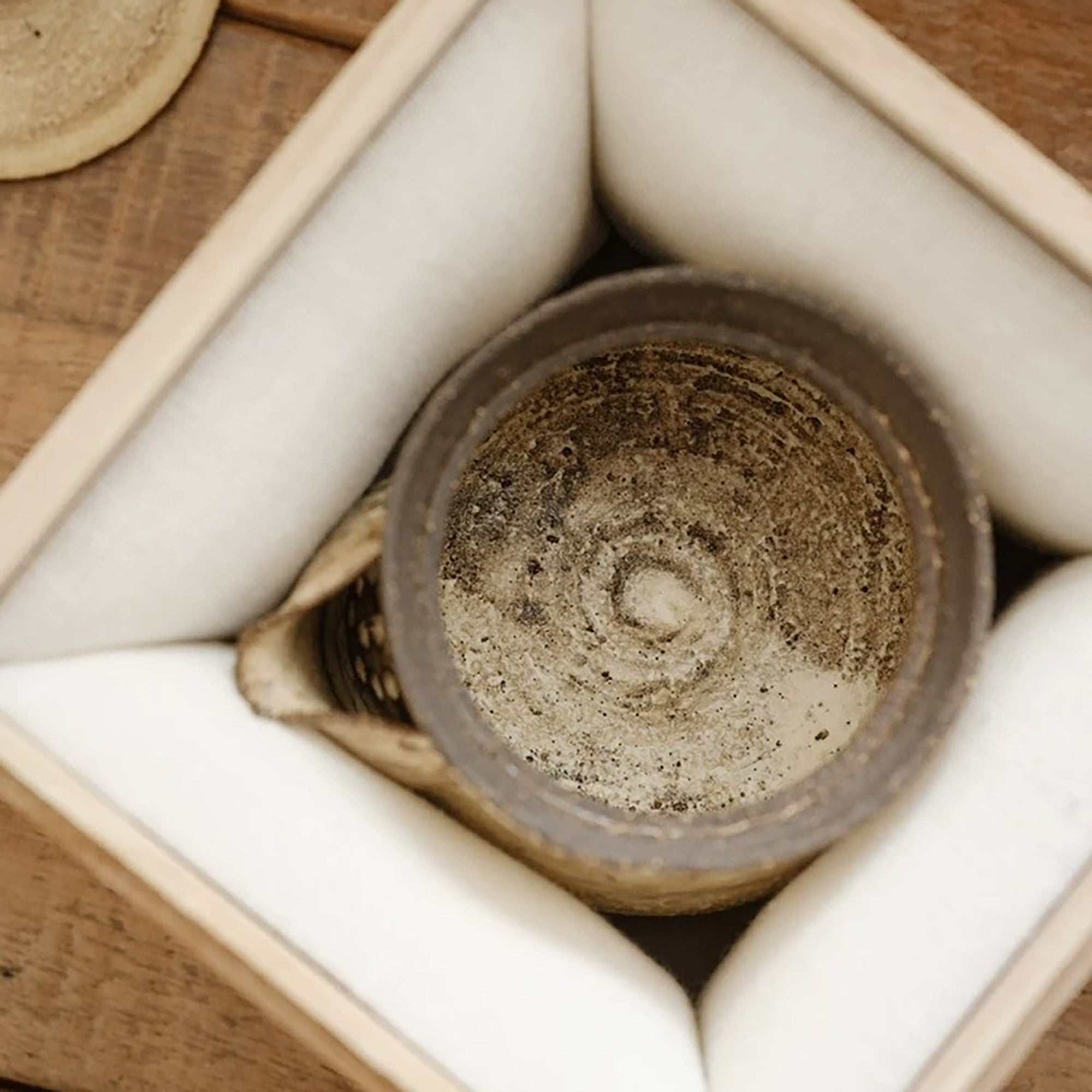 Théière artisanale style wabi-sabi avec finition Kohiki