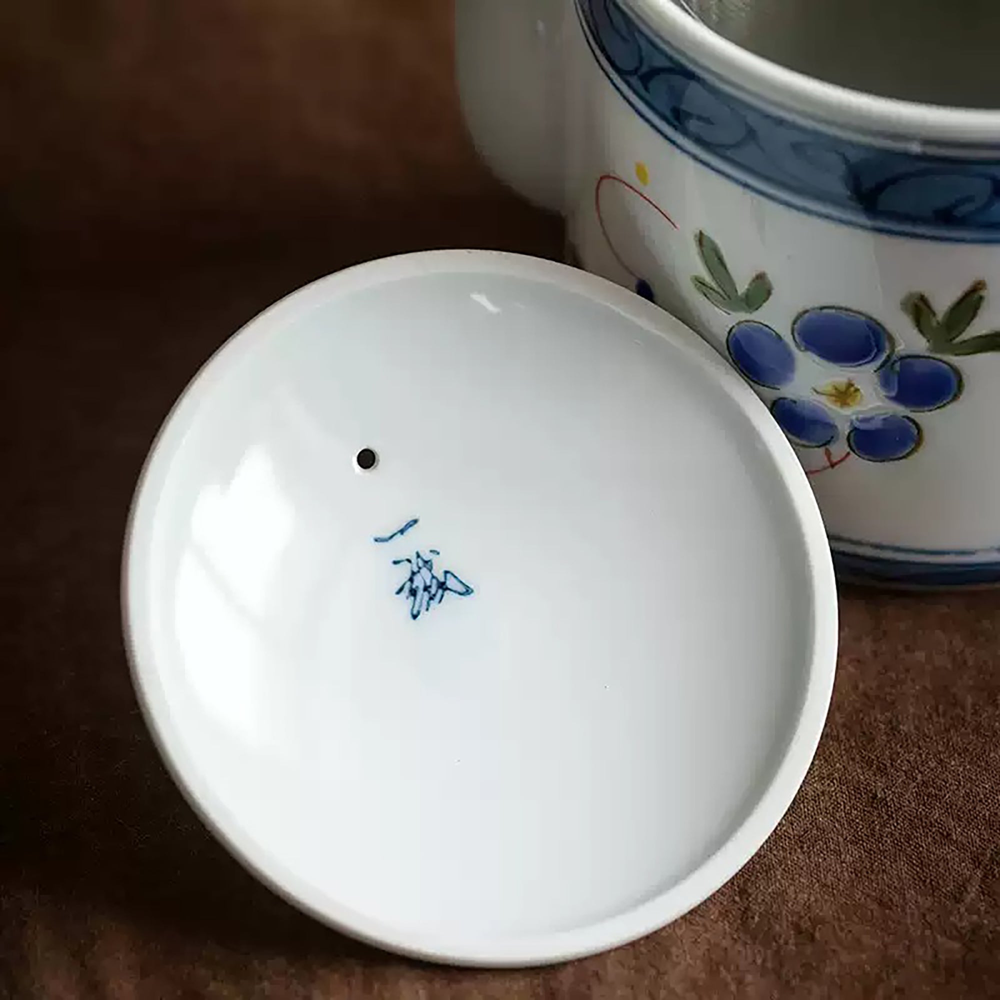 Théière en porcelaine Mino-yaki Issei Tōen décor fleurs bleues