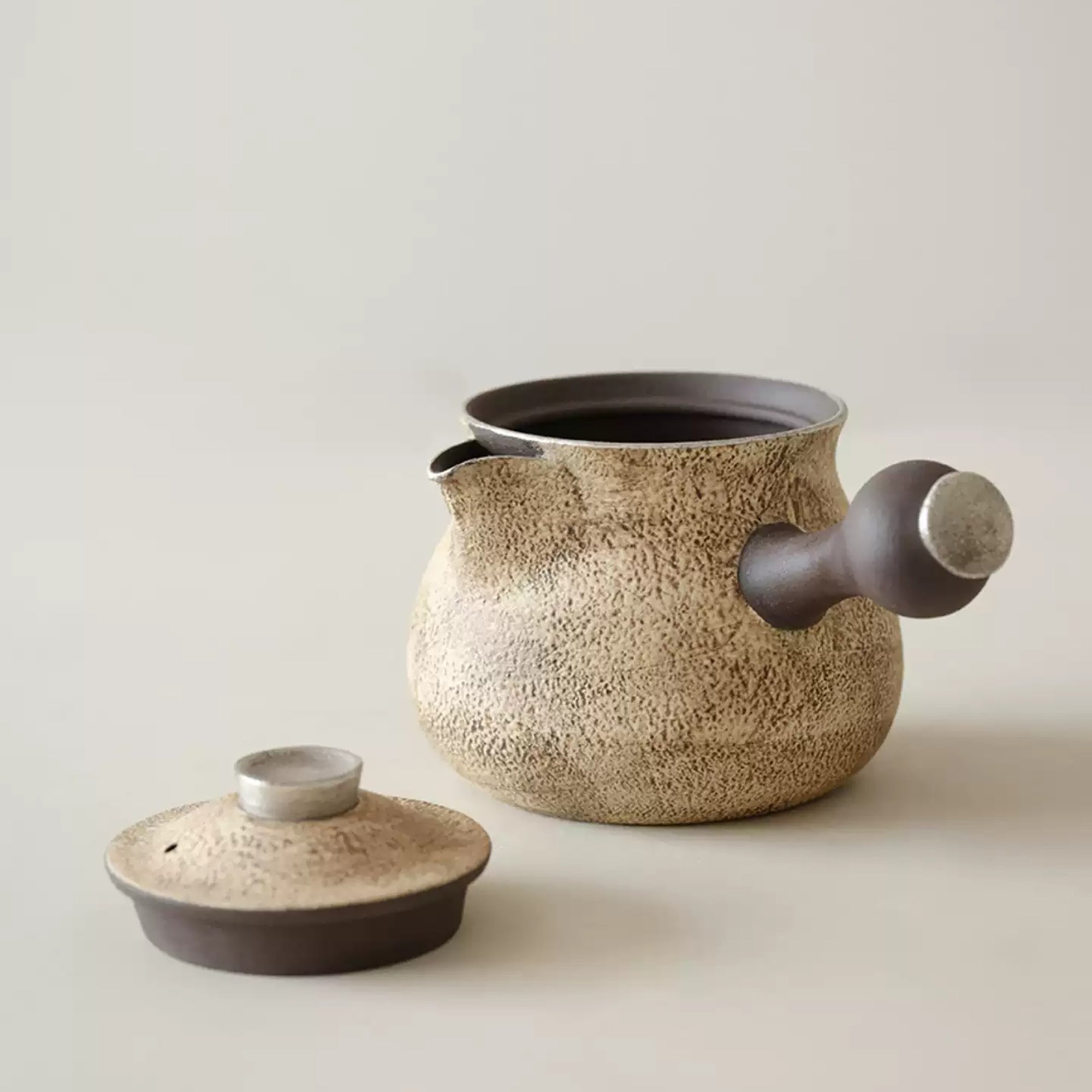 Théière artisanale texture pierre avec poignée latérale