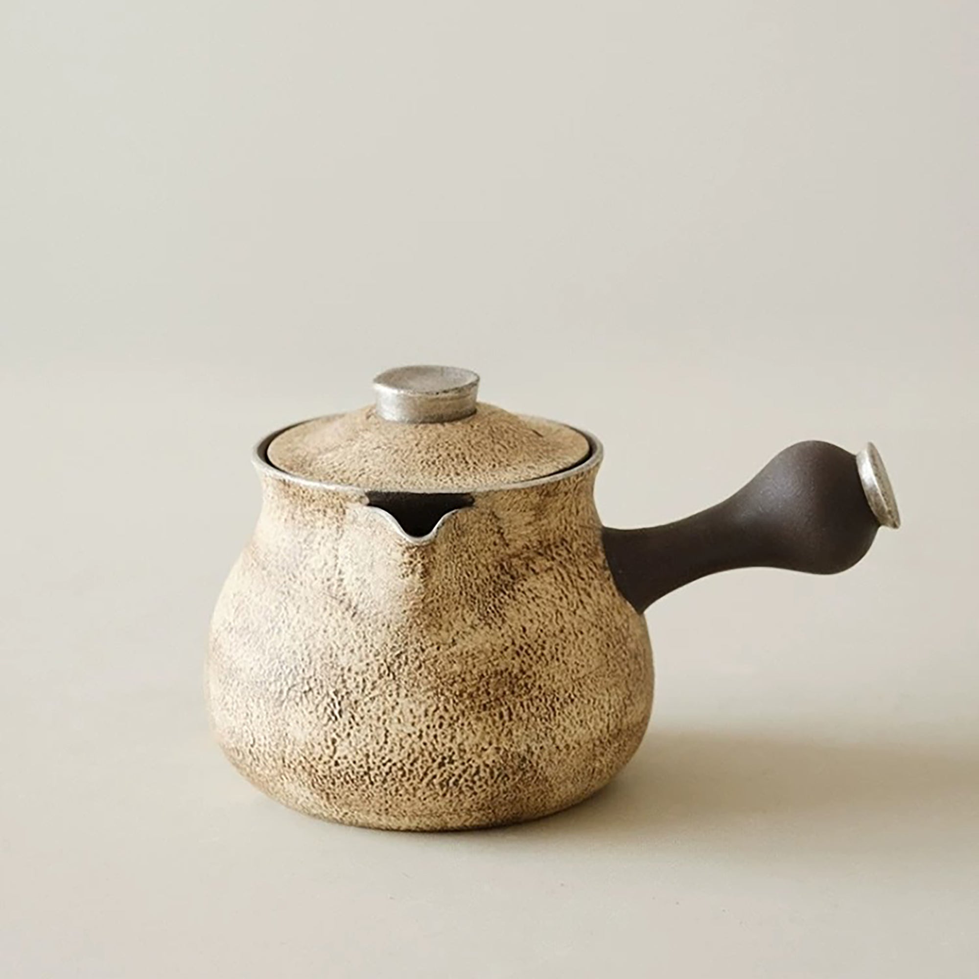 Théière artisanale texture pierre avec poignée latérale