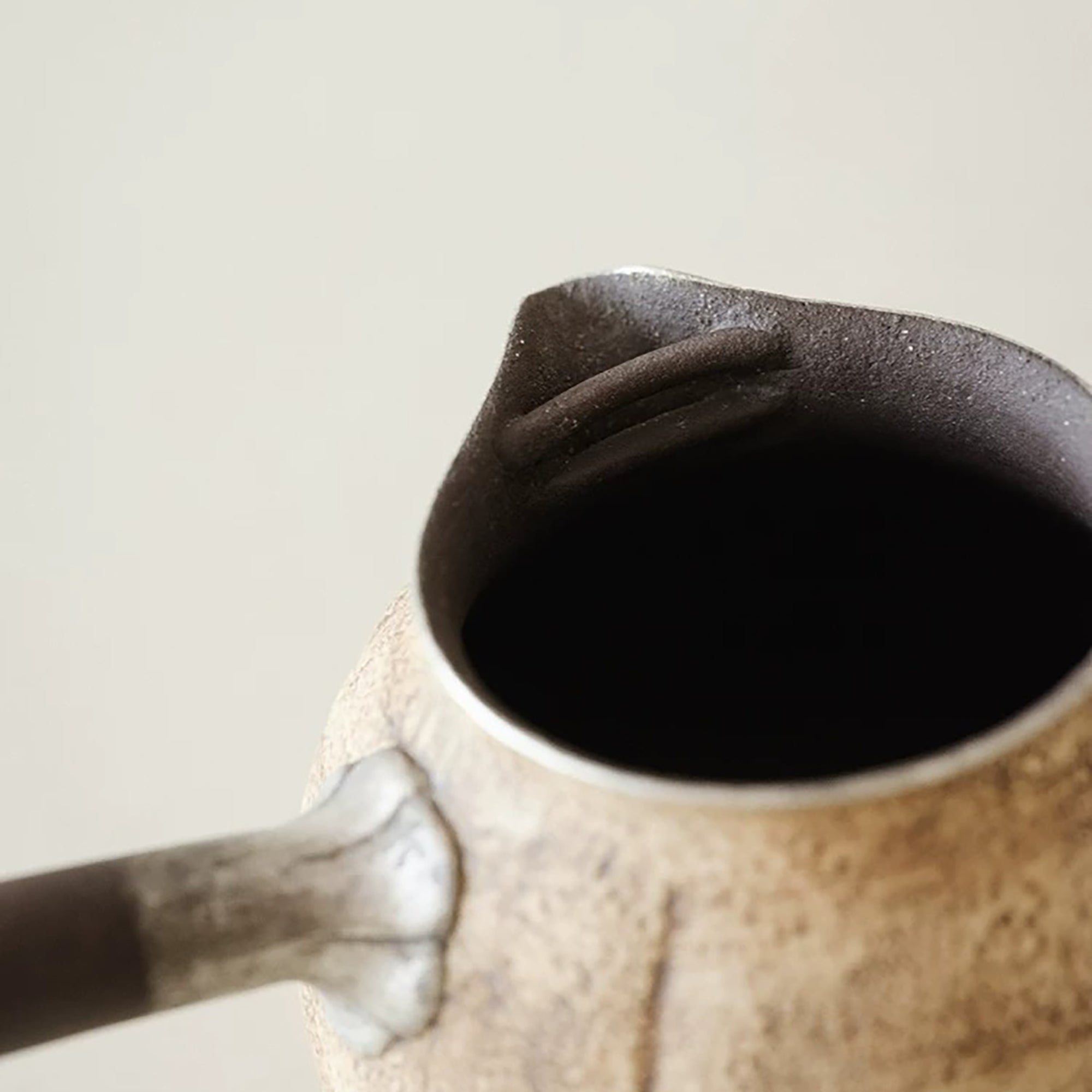 Théière latérale en céramique effet pierre finition argentée