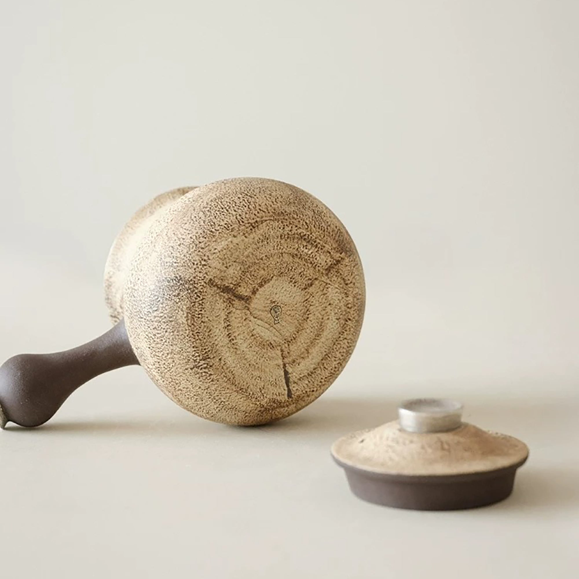 Théière artisanale texture pierre avec poignée latérale