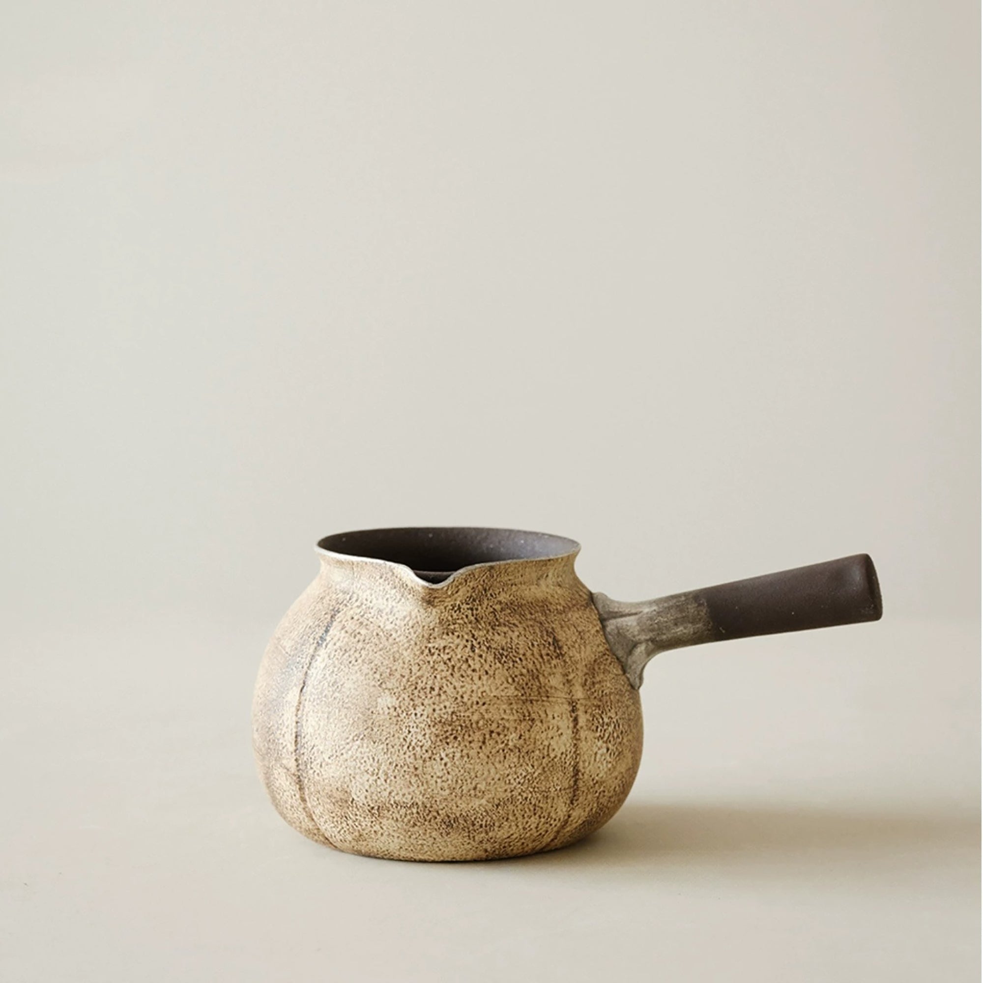 Théière latérale en céramique effet pierre finition argentée