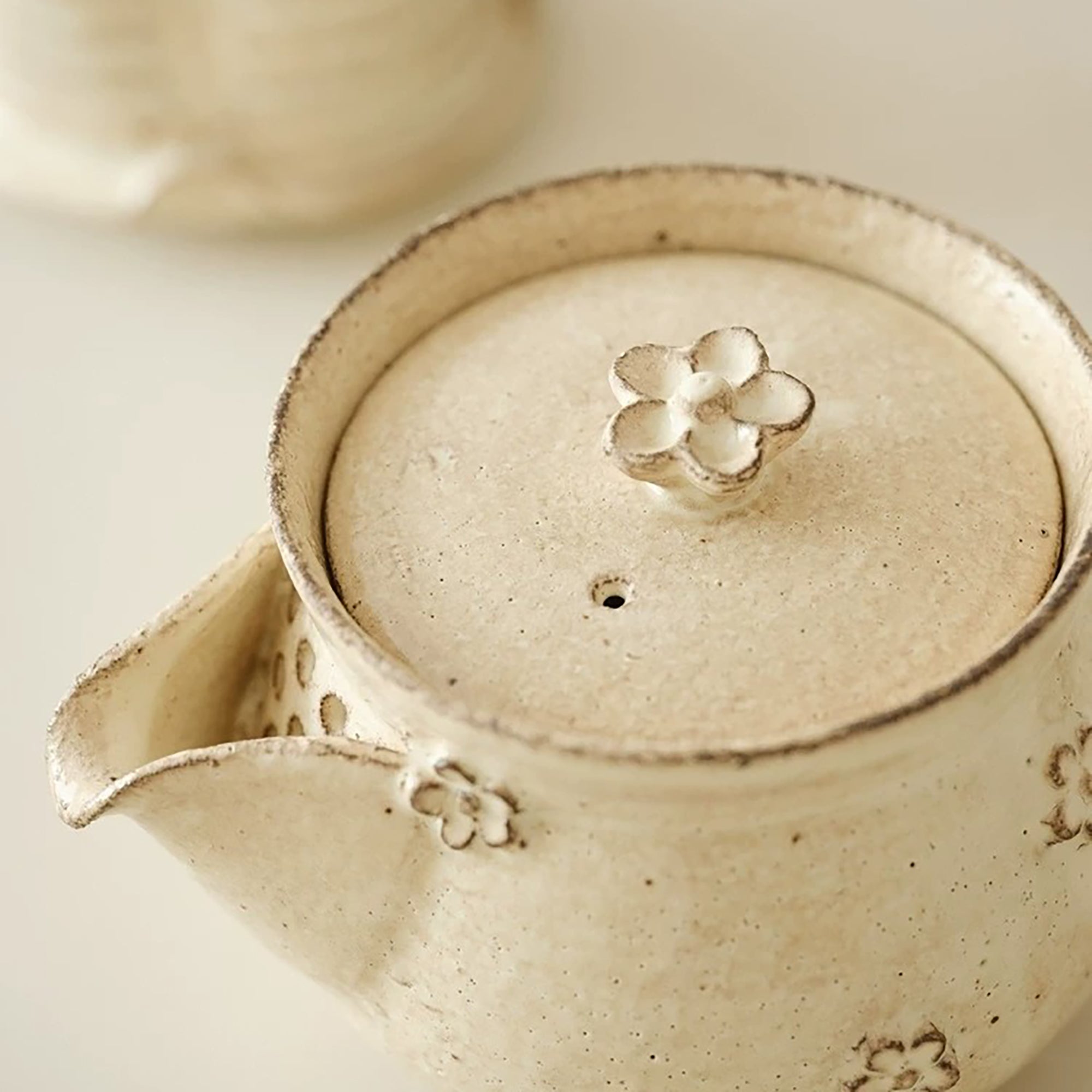 Théière artisanale en céramique style Kohiki avec fleurs en relief