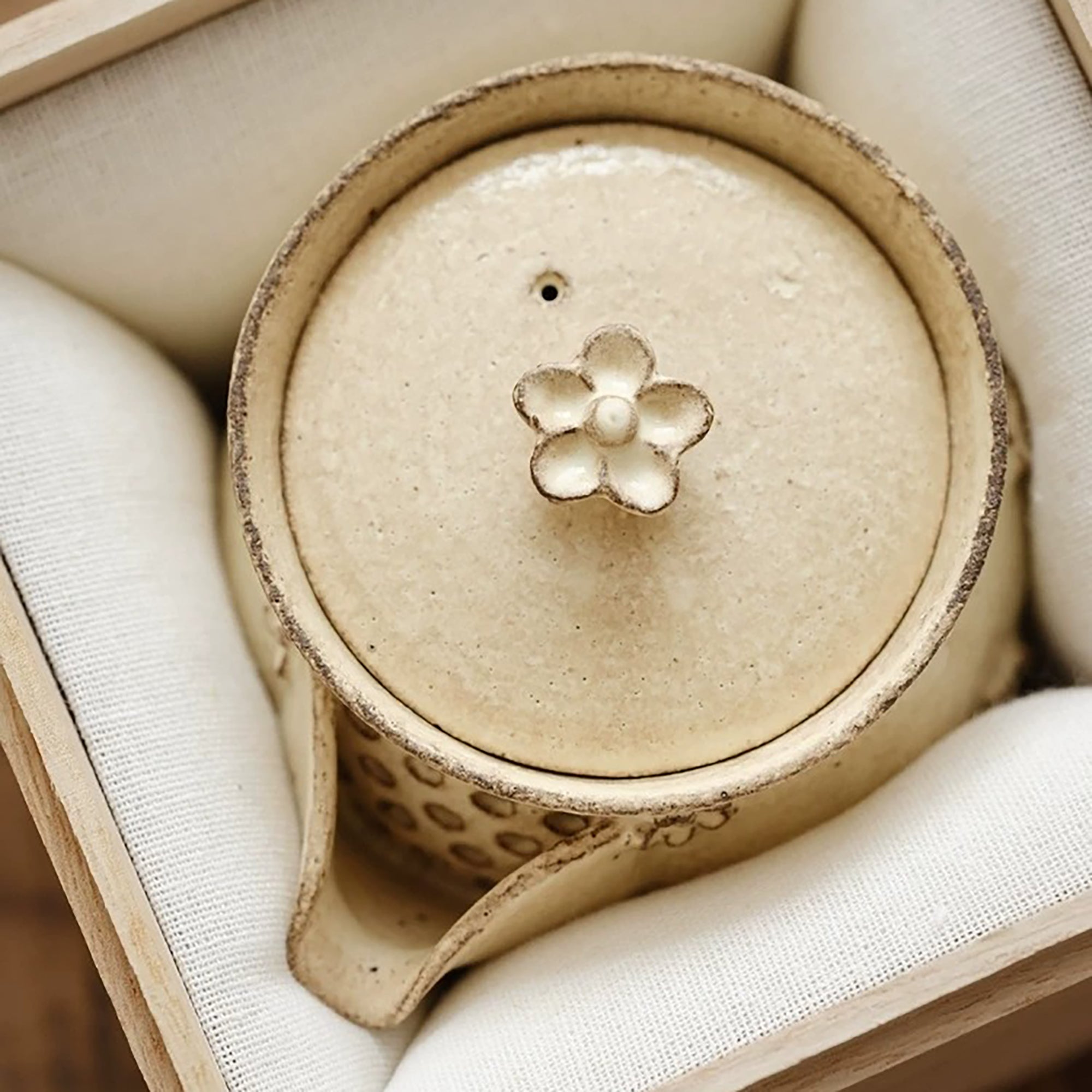 Théière artisanale en céramique style Kohiki avec fleurs en relief