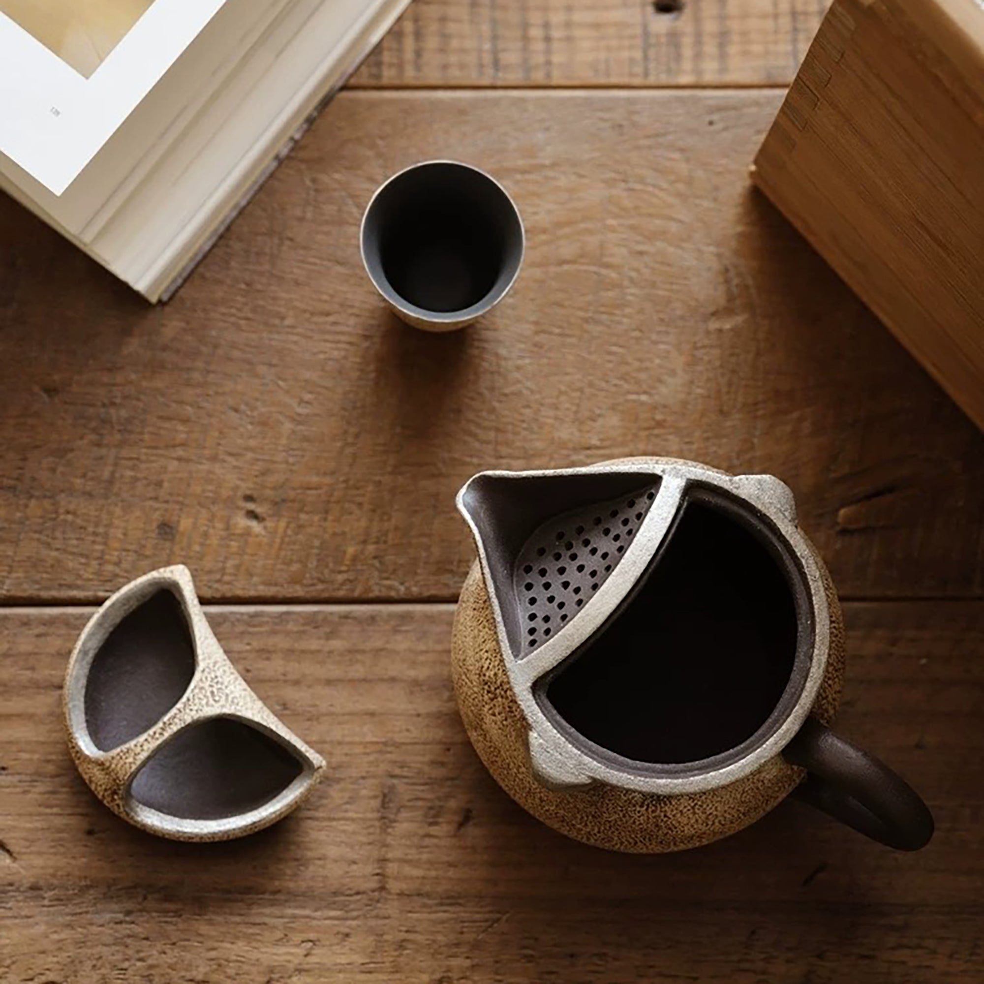 Théière artisanale en argile style wabi-sabi