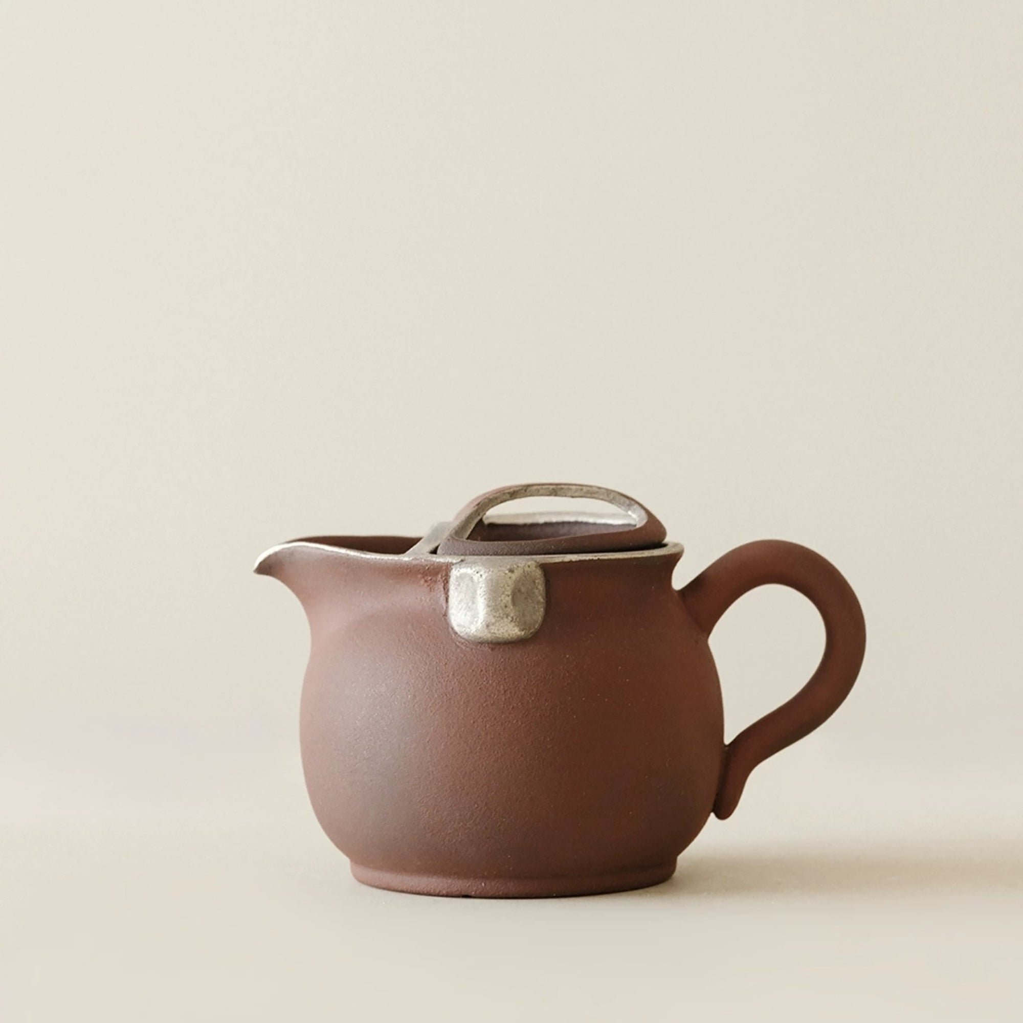 Théière artisanale en argile style wabi-sabi