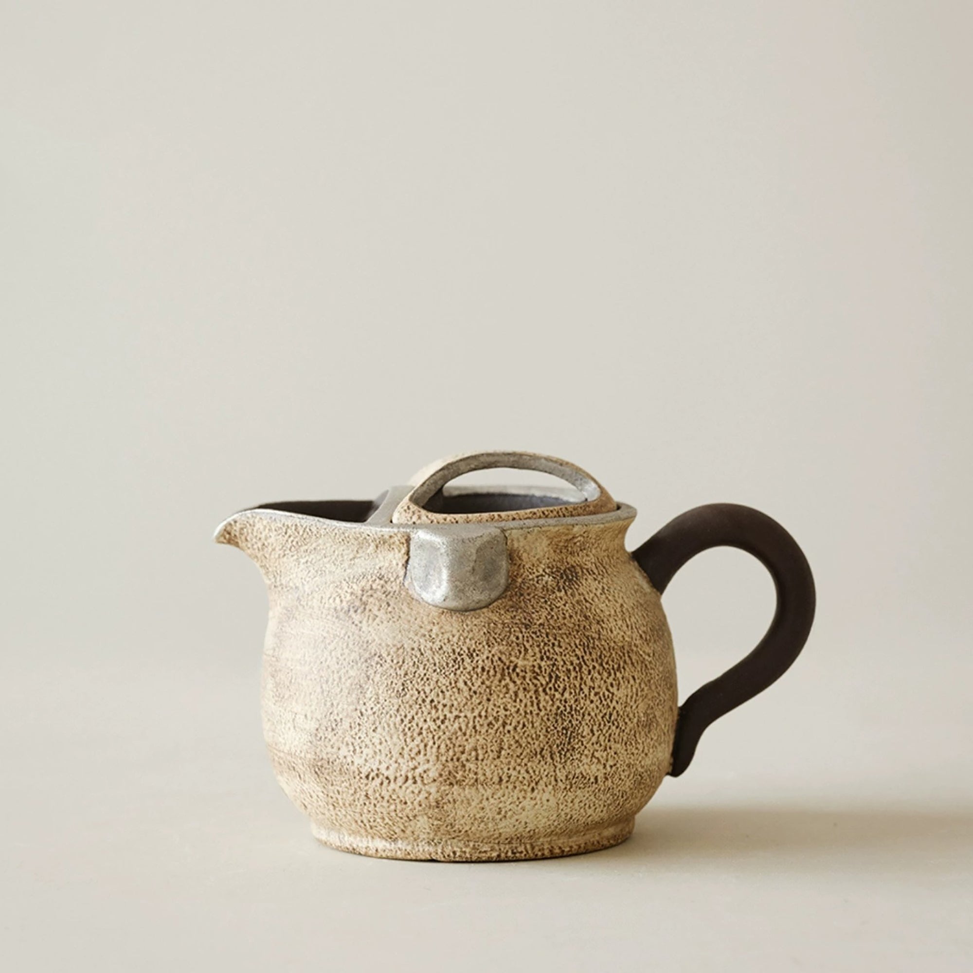 Théière artisanale en argile style wabi-sabi