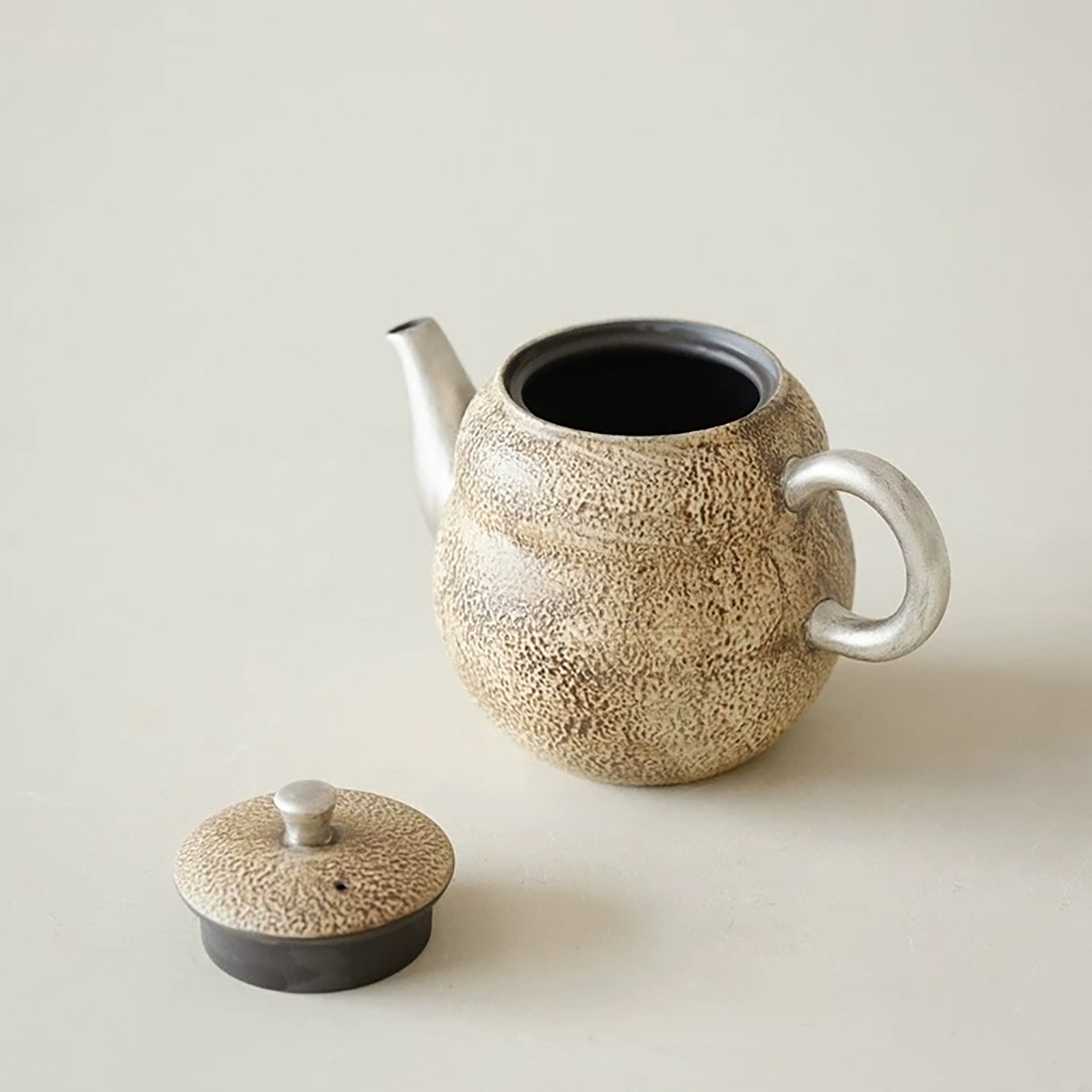 Théière artisanale en argile forme gourde avec anse argentée