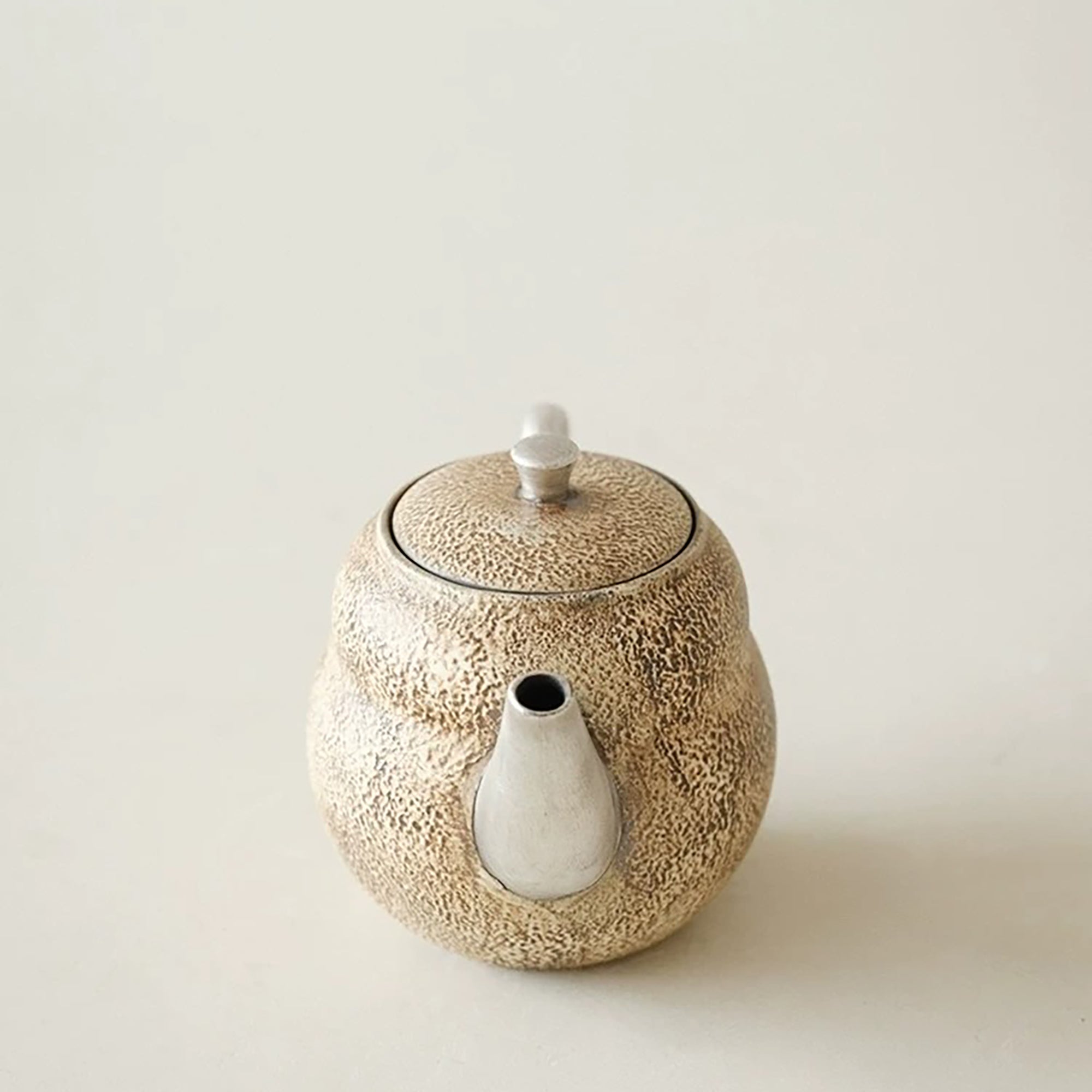 Théière artisanale en argile forme gourde avec anse argentée