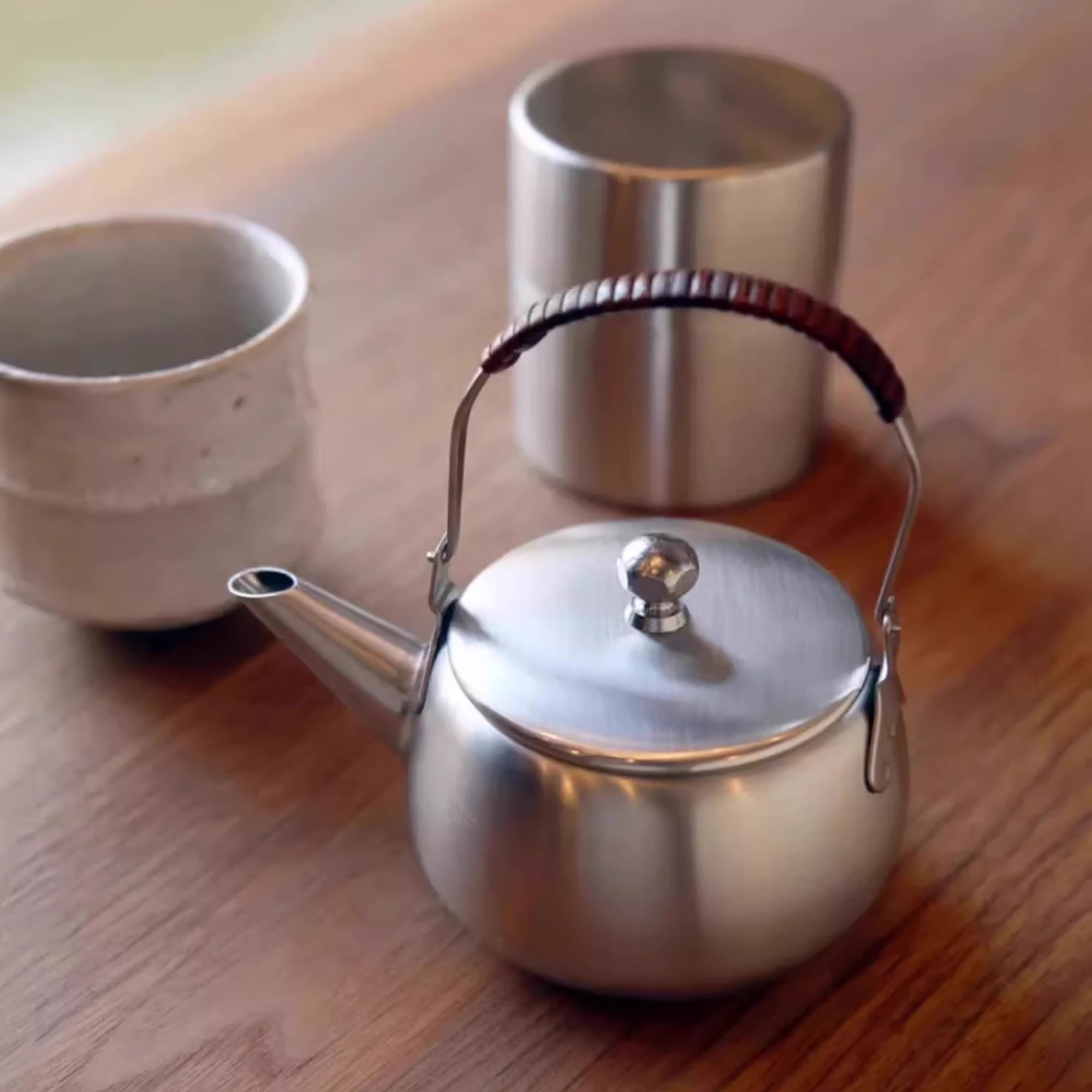 Théière Orient Modern rétro en inox avec anse en rotin