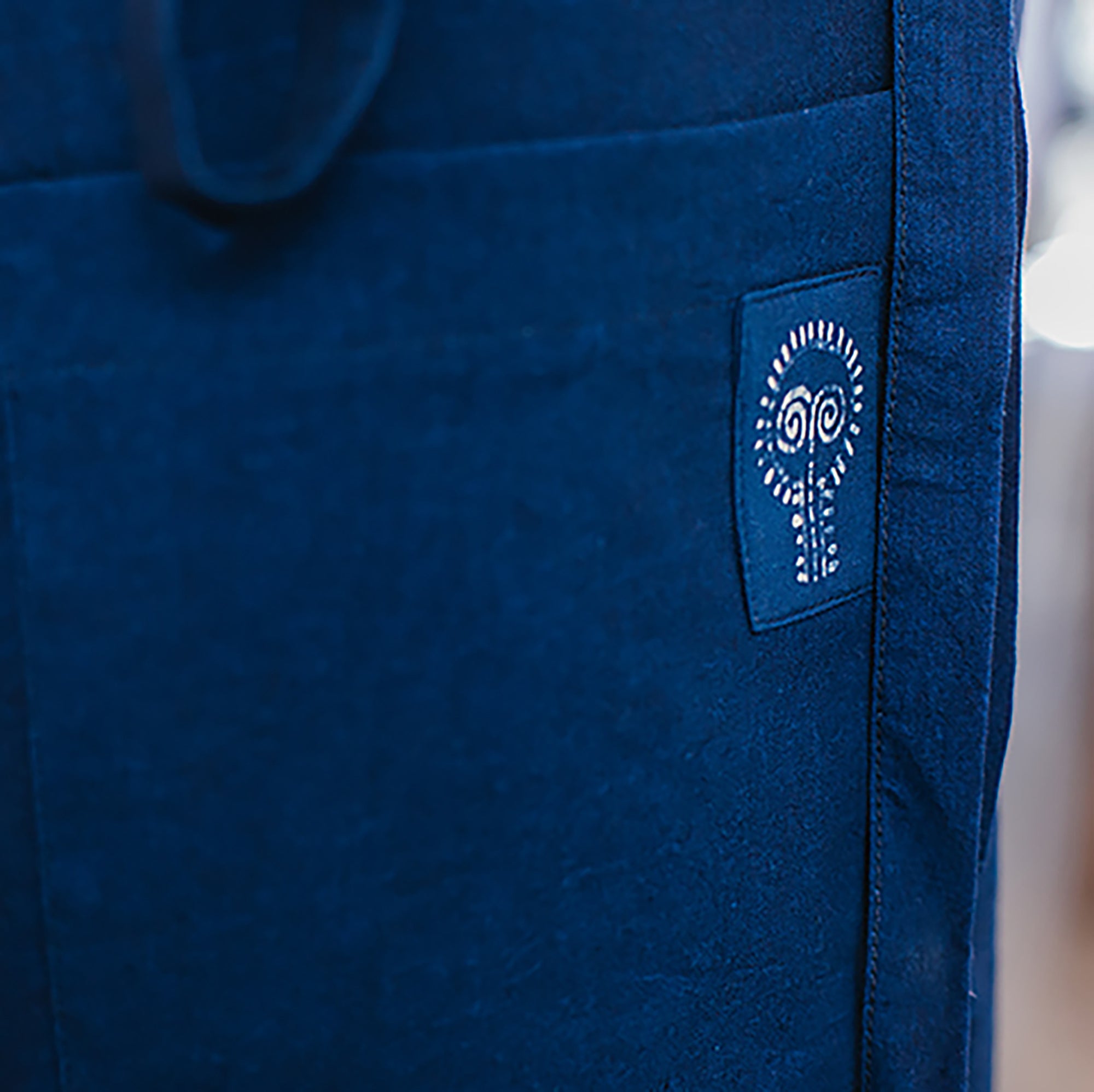 Tablier traditionnel en indigo teint à la cire végétale