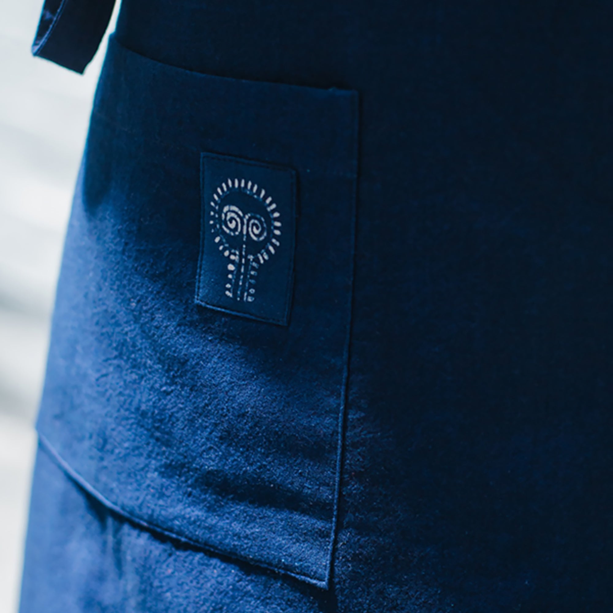 Tablier traditionnel en indigo teint à la cire végétale