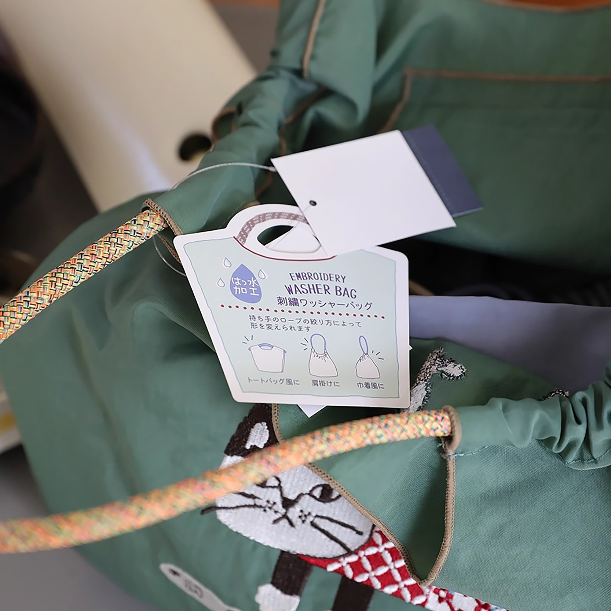 Sac tote en nylon brodé chat Kusuguru