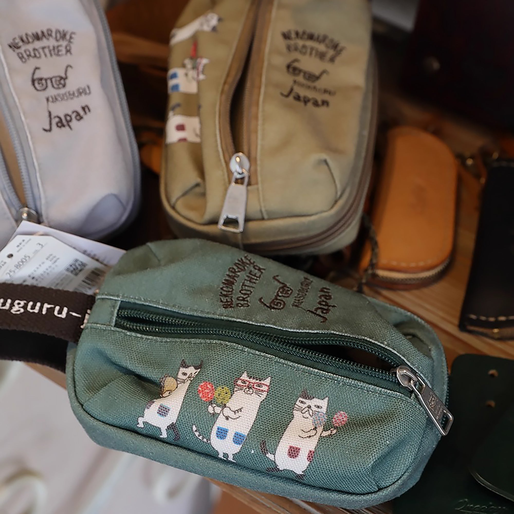 Kosmetiktasche Kusuguru mit Katzenstickerei und Fächern
