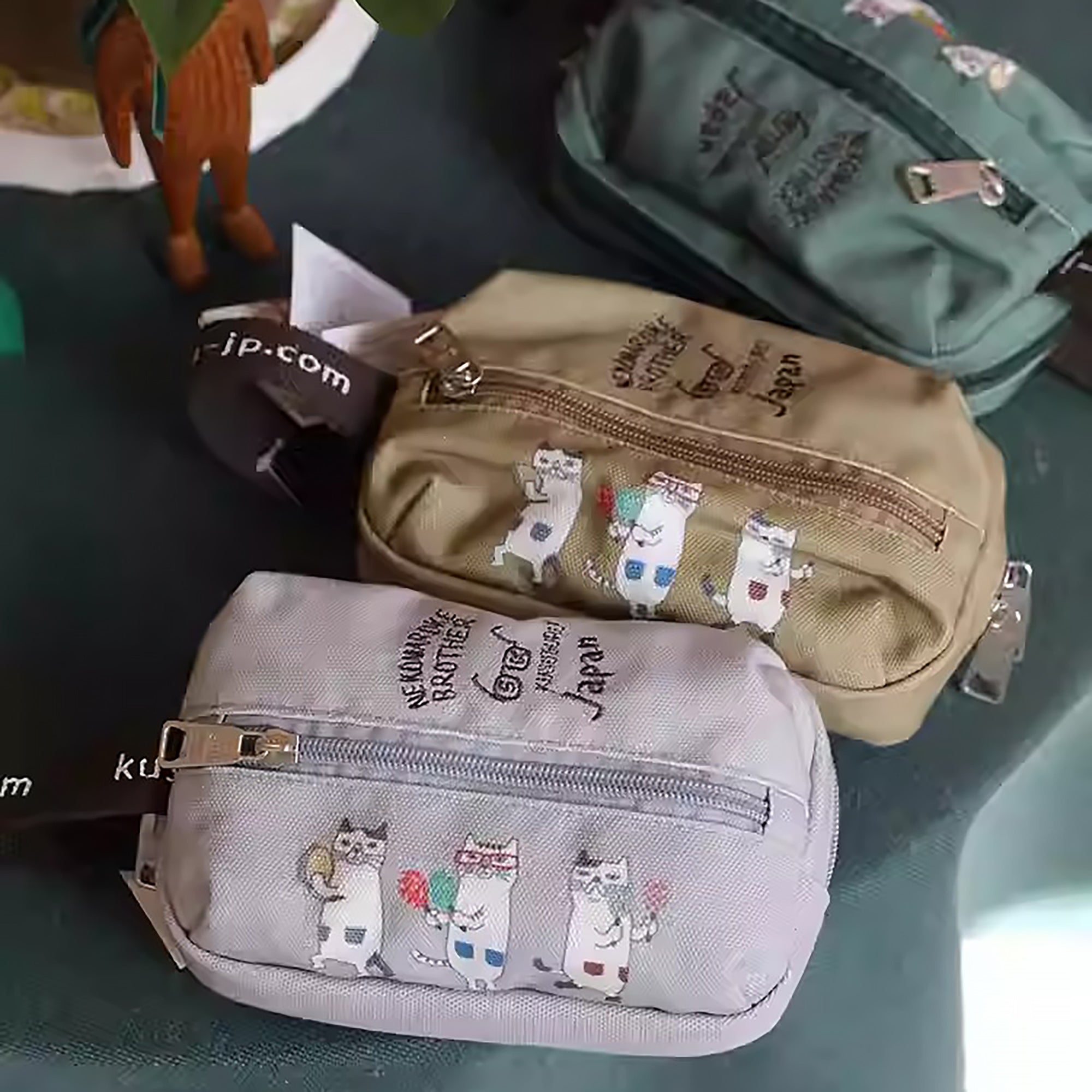 Kosmetiktasche Kusuguru mit Katzenstickerei und Fächern