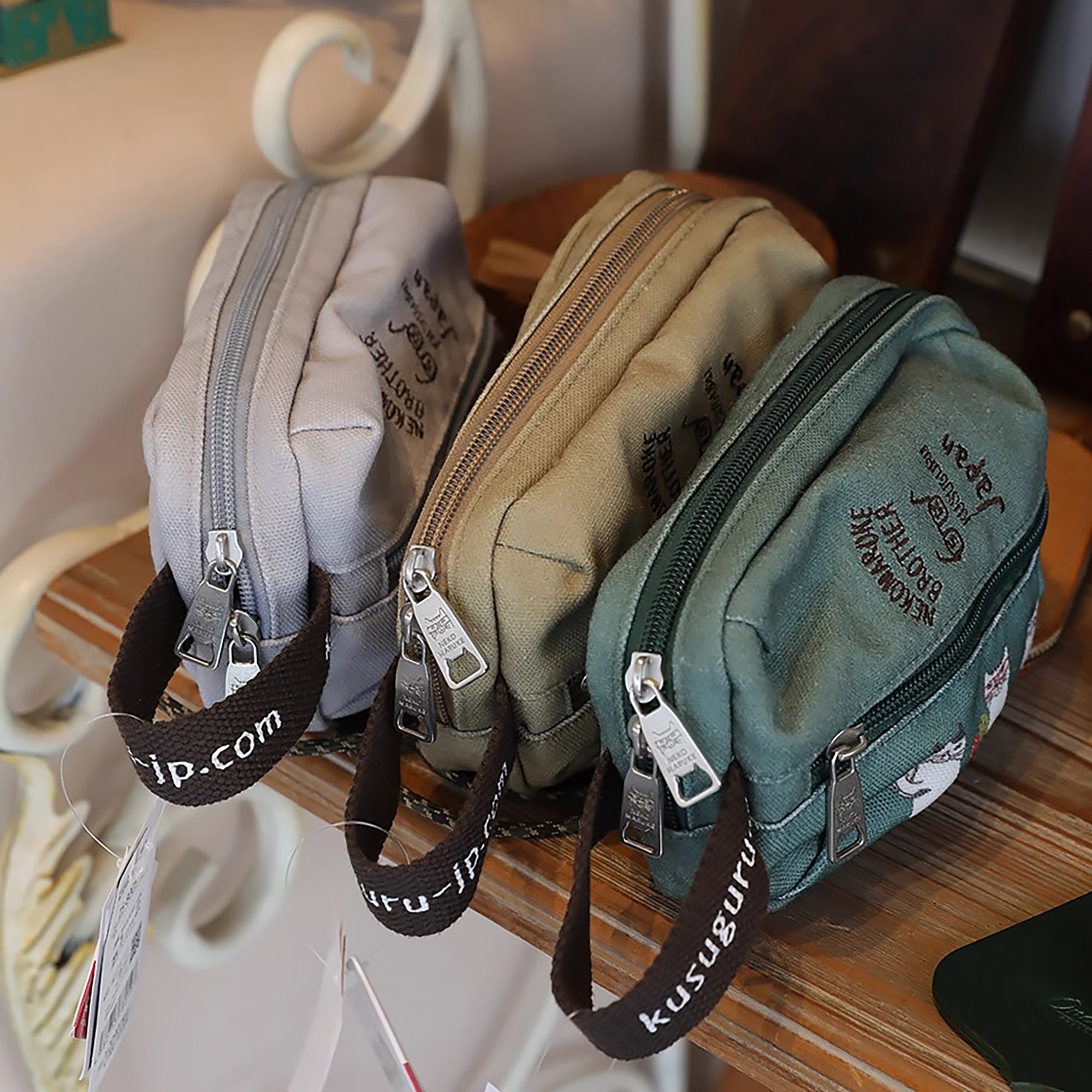 Kosmetiktasche Kusuguru mit Katzenstickerei und Fächern