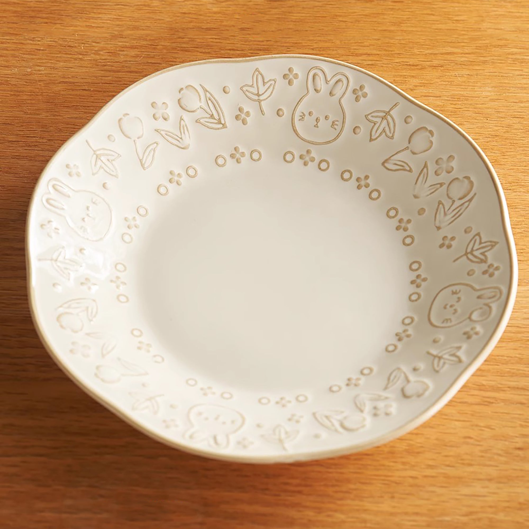 Vaisselle en céramique avec motif relief lapin