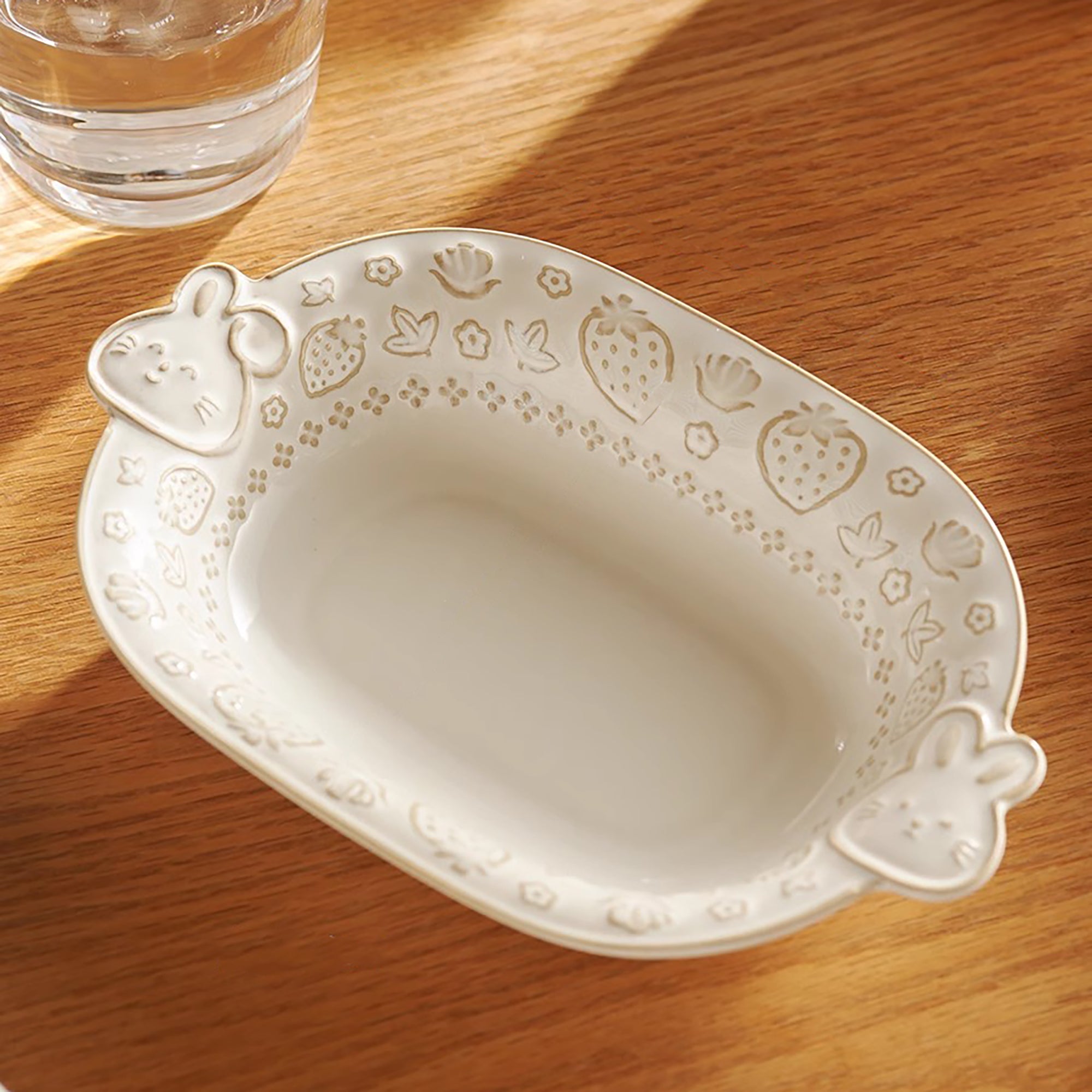 Vaisselle en céramique avec motif relief lapin