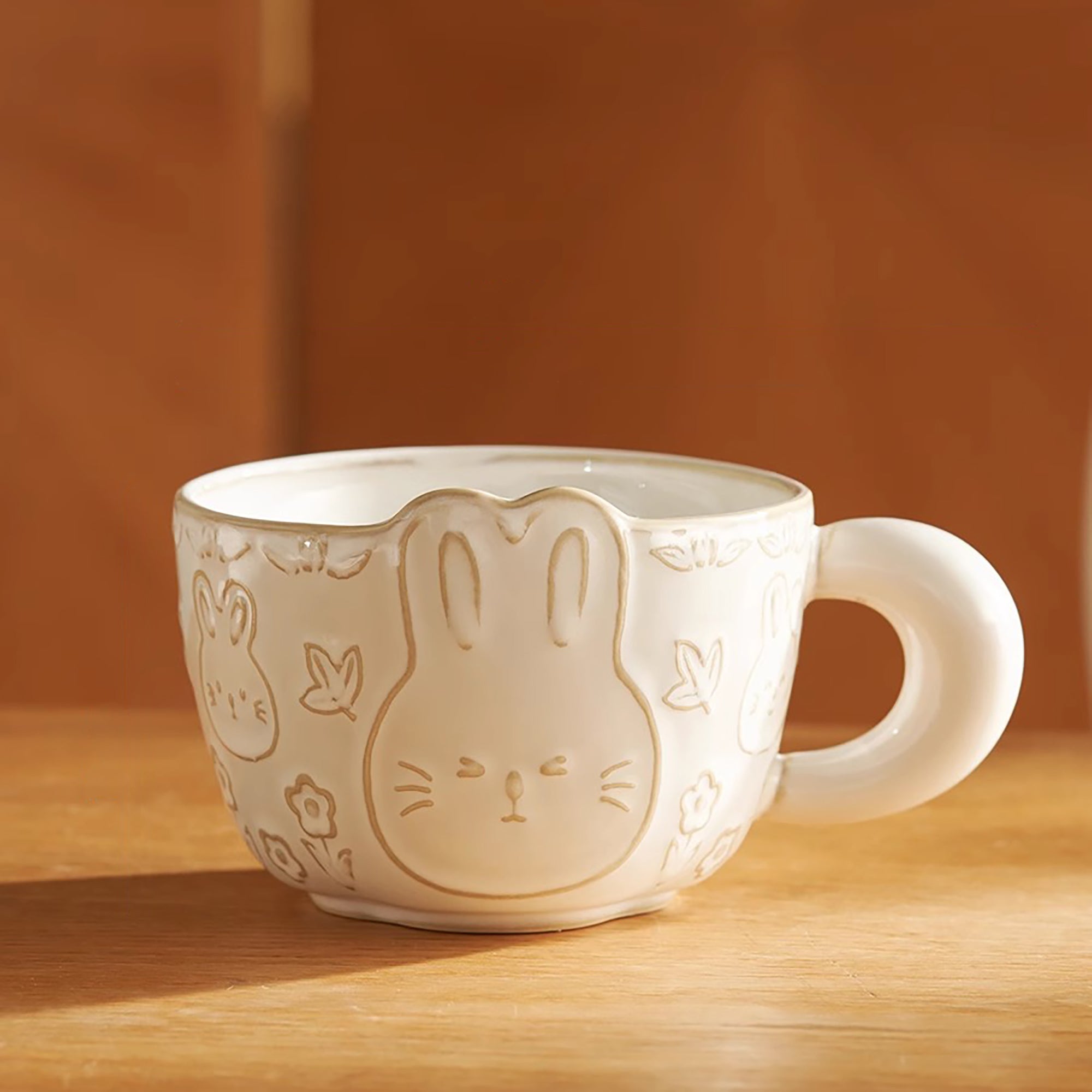 Vaisselle en céramique avec motif relief lapin
