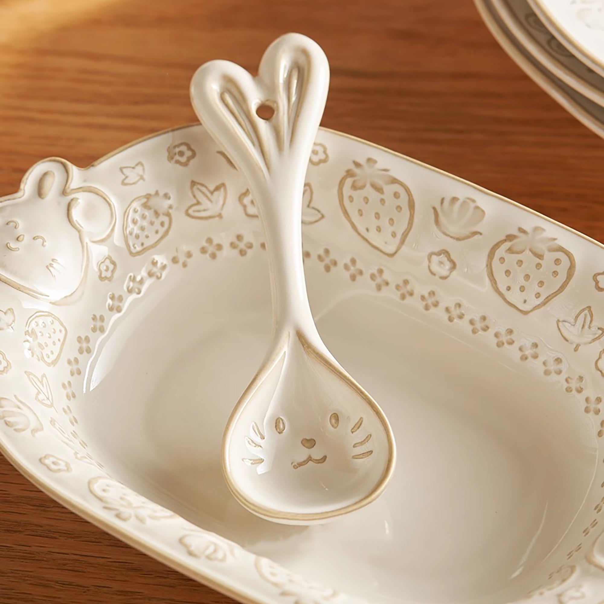 Vaisselle en céramique avec motif relief lapin