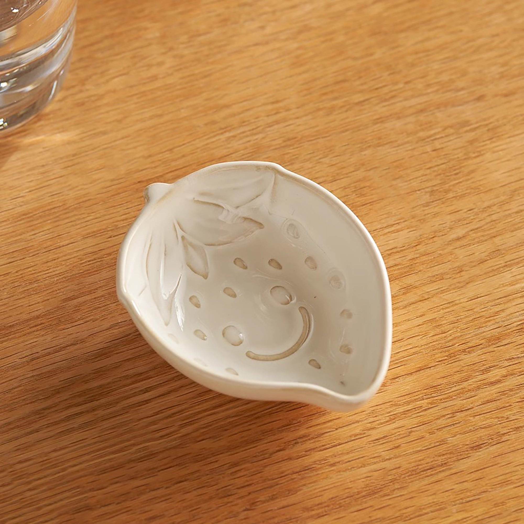 Vaisselle en céramique avec motif relief lapin