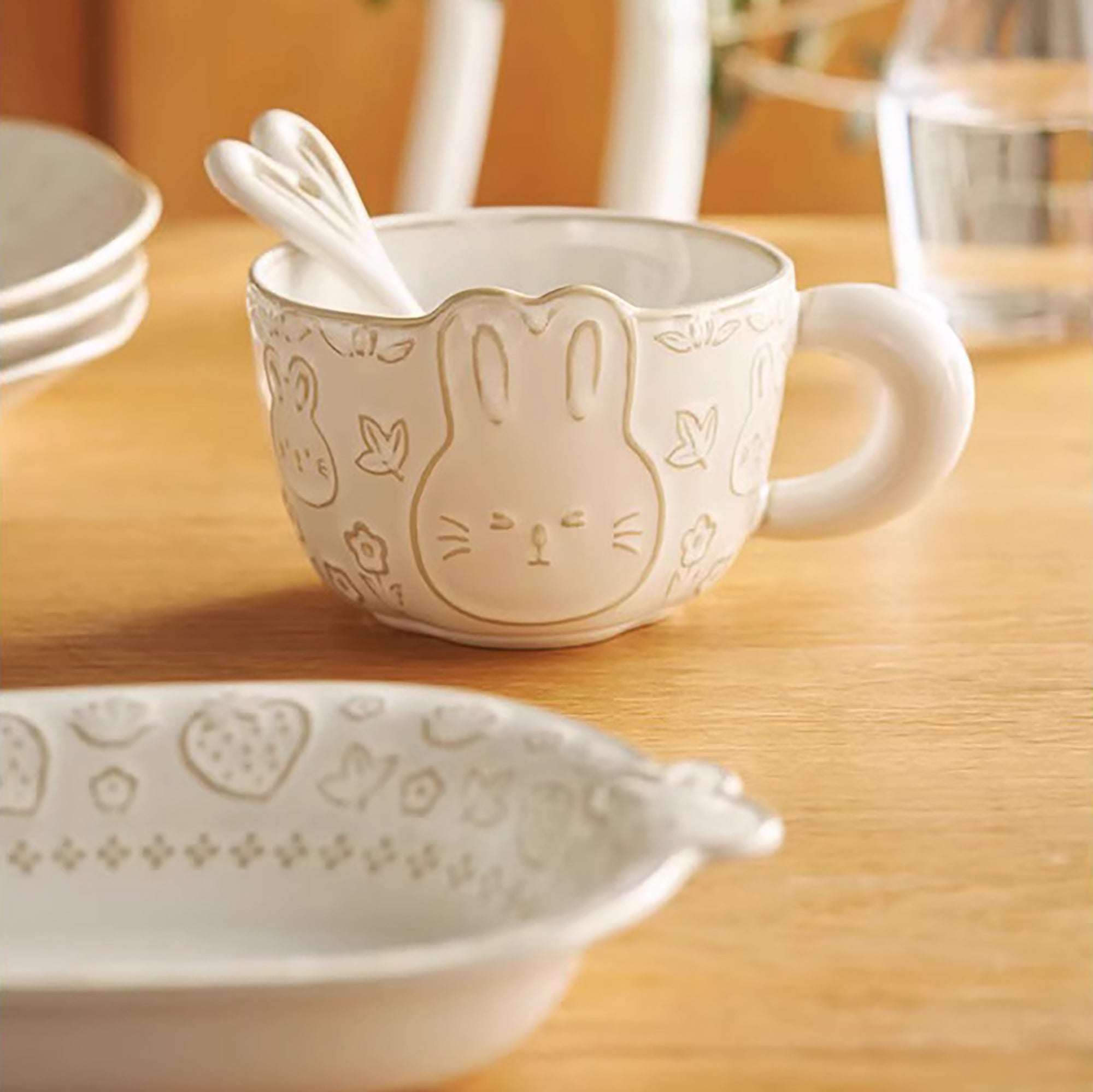 Vaisselle en céramique avec motif relief lapin