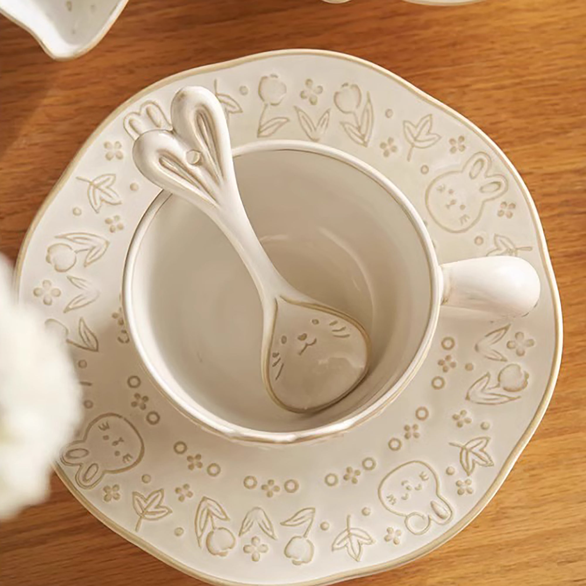 Vaisselle en céramique avec motif relief lapin