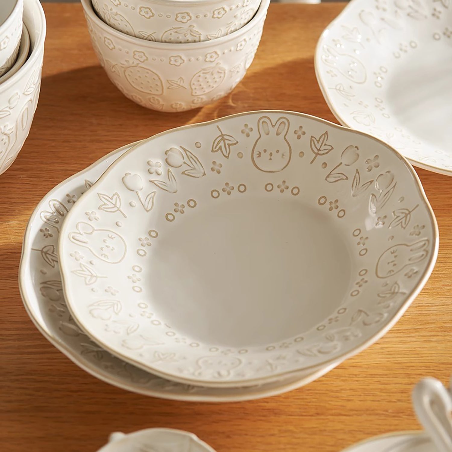 Vaisselle en céramique avec motif relief lapin