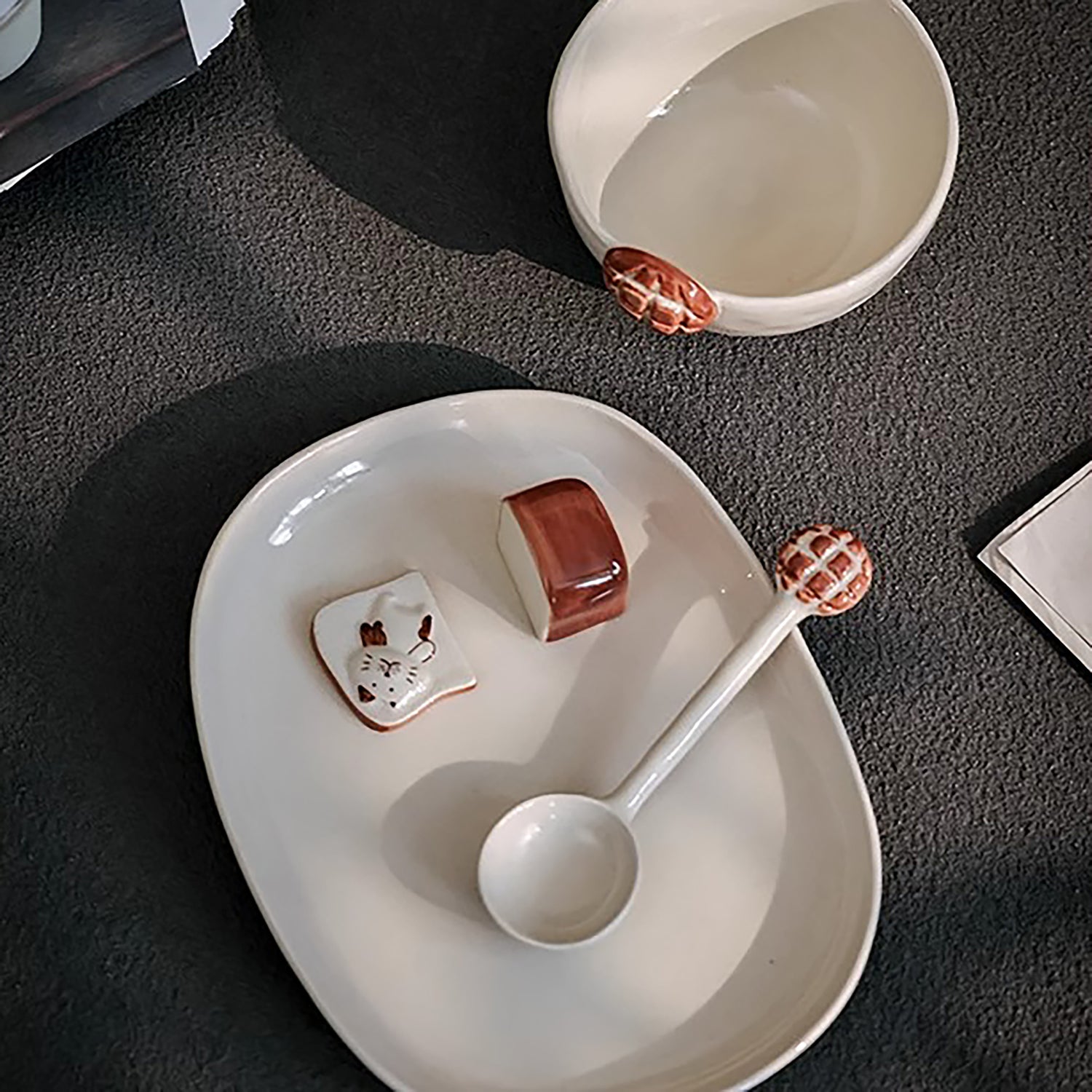 Vaisselle en céramique avec brioche en relief