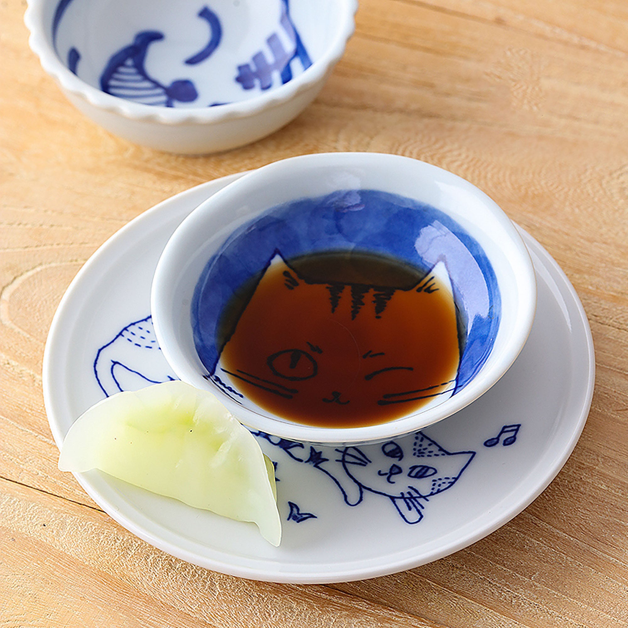 Tableware with cute cat design