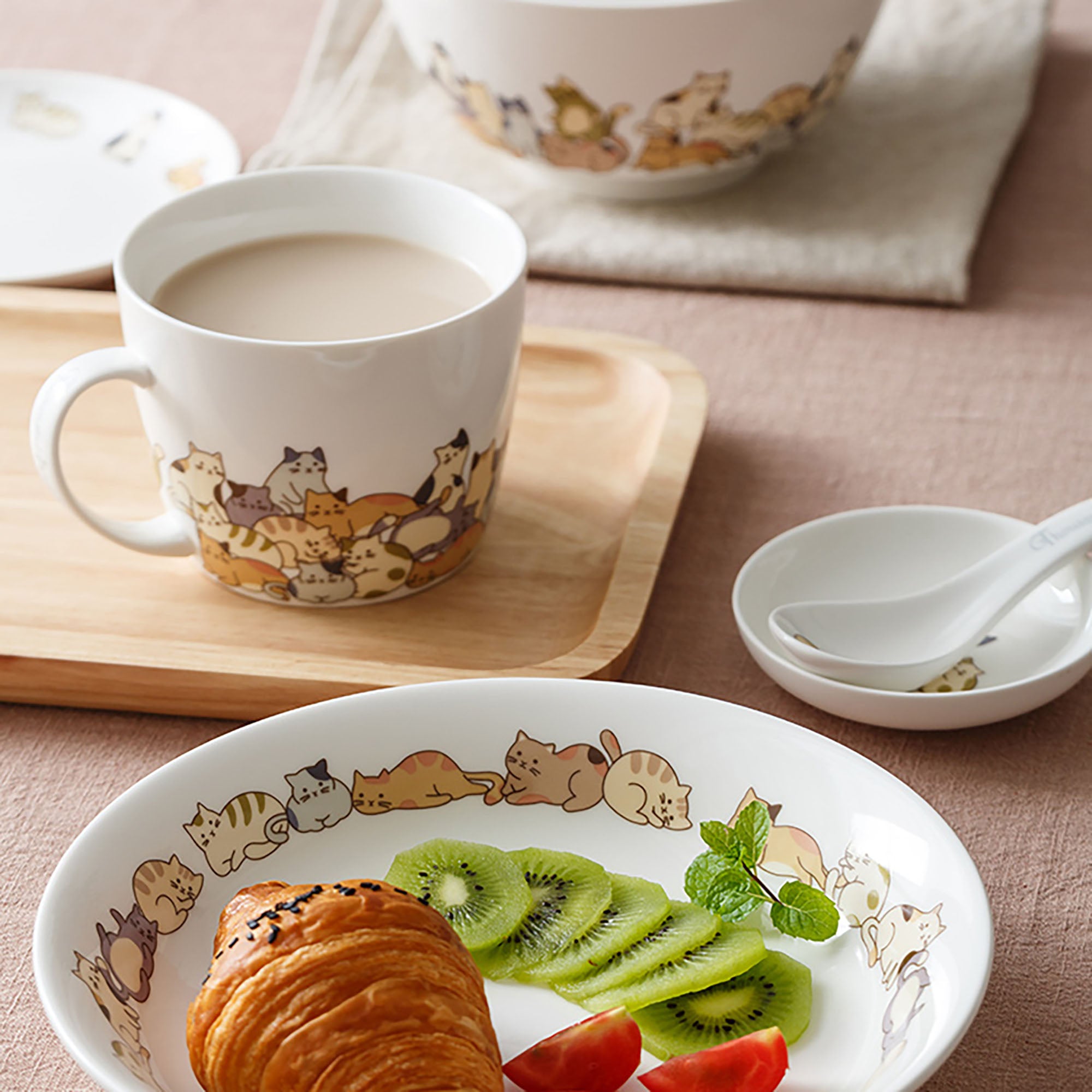 Tableware with adorable cat designs