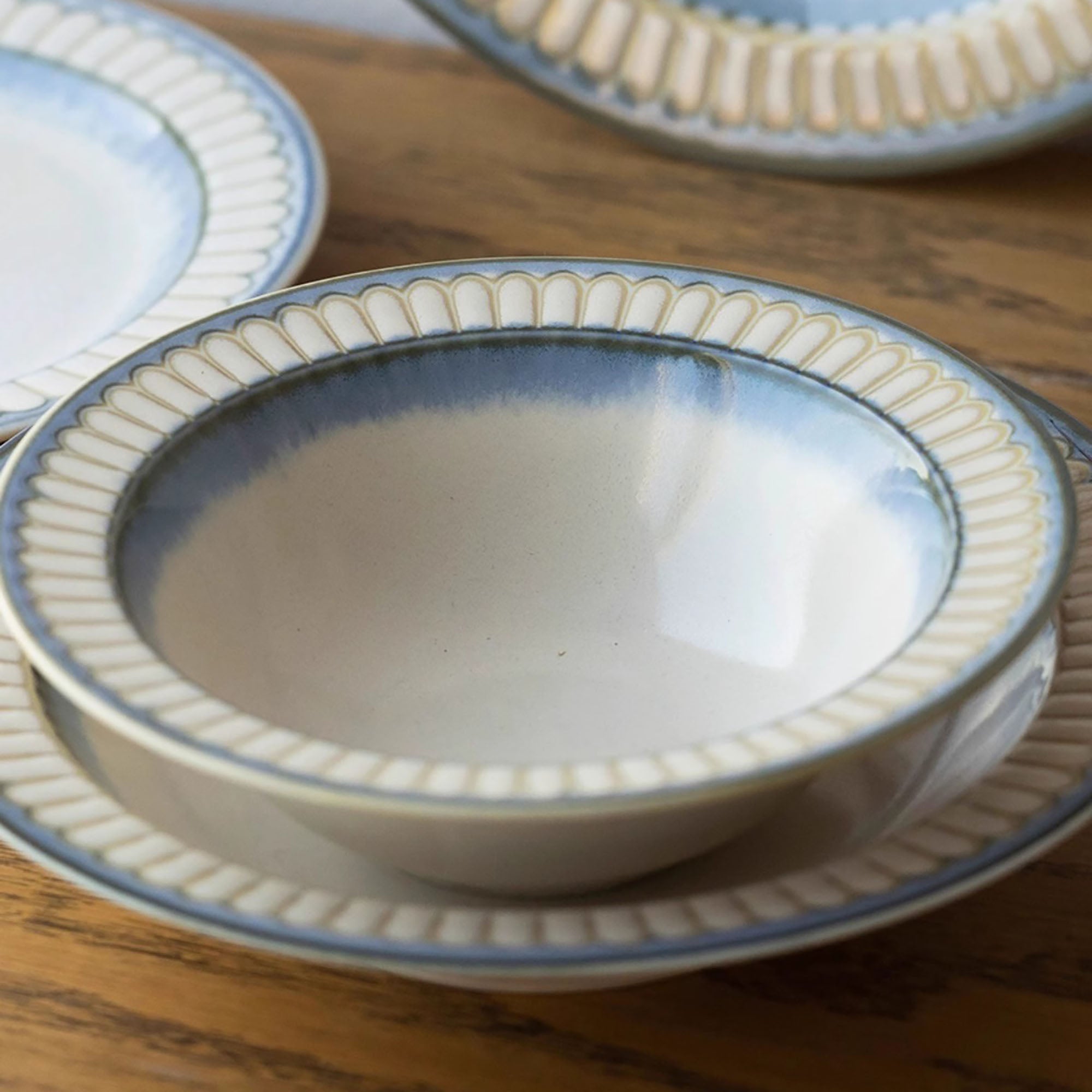 Assiette en céramique avec motif “Éclat Marin”
