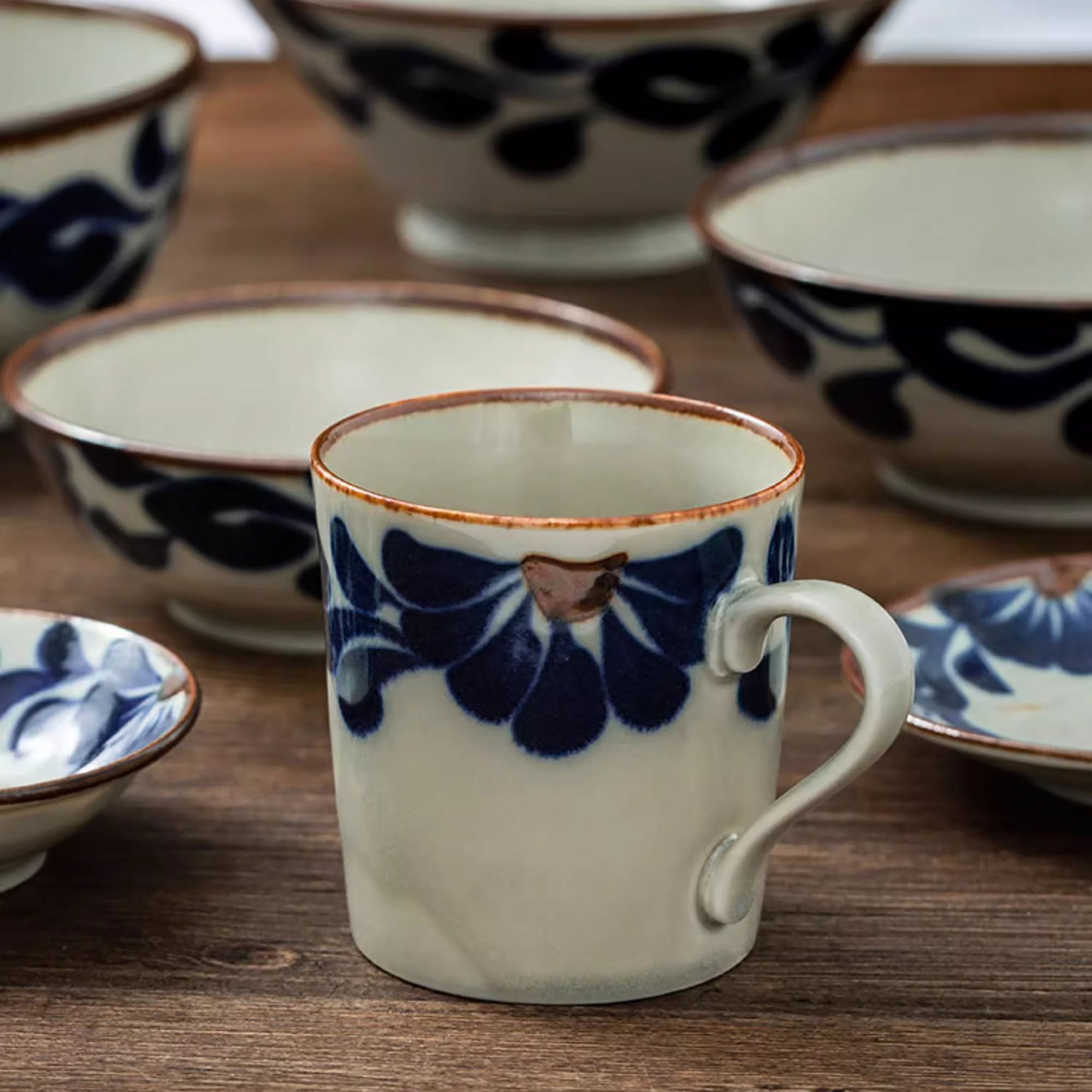 Karakusa-patterned tableware