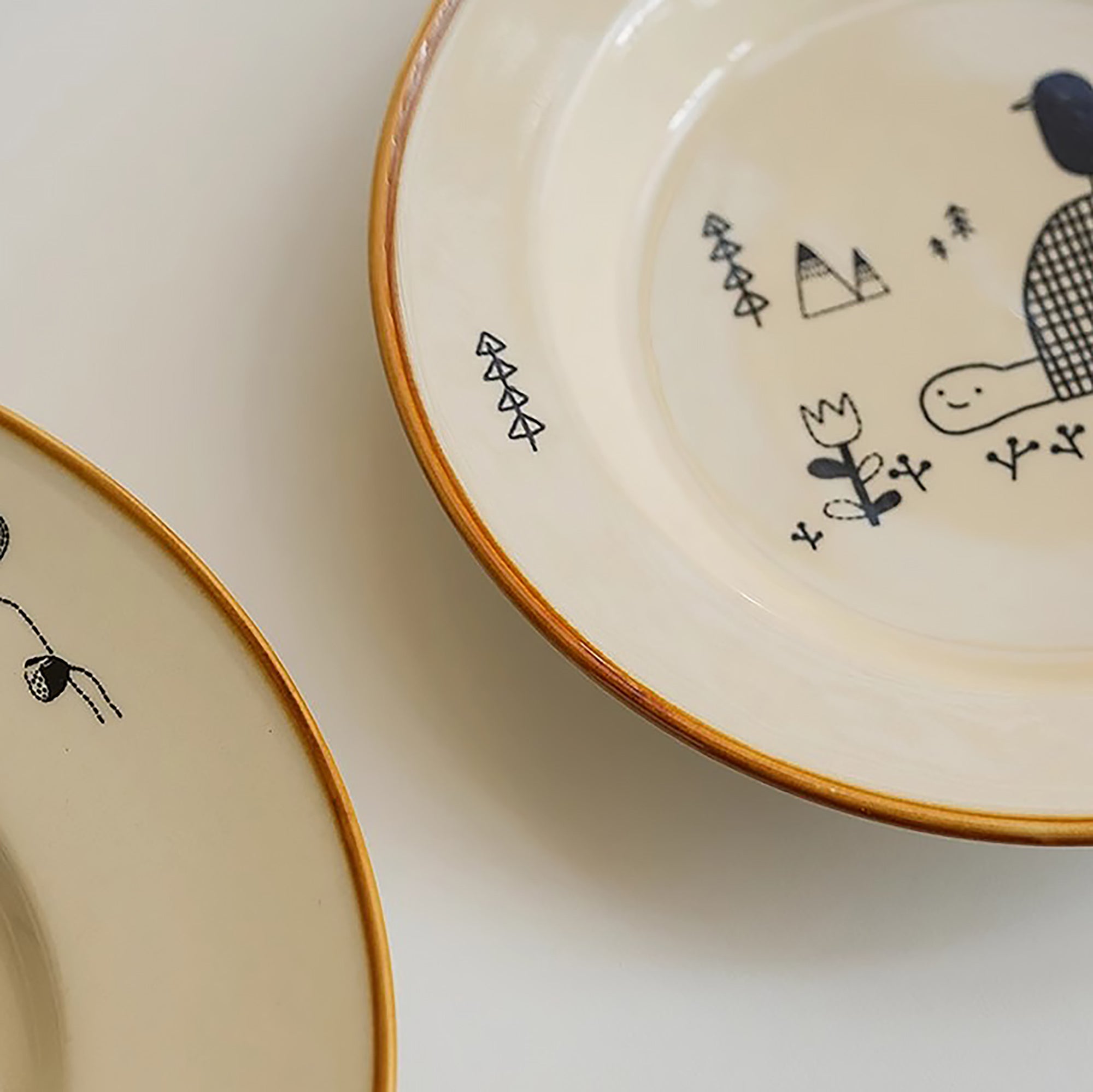 Vaisselle en céramique avec animaux de la forêt