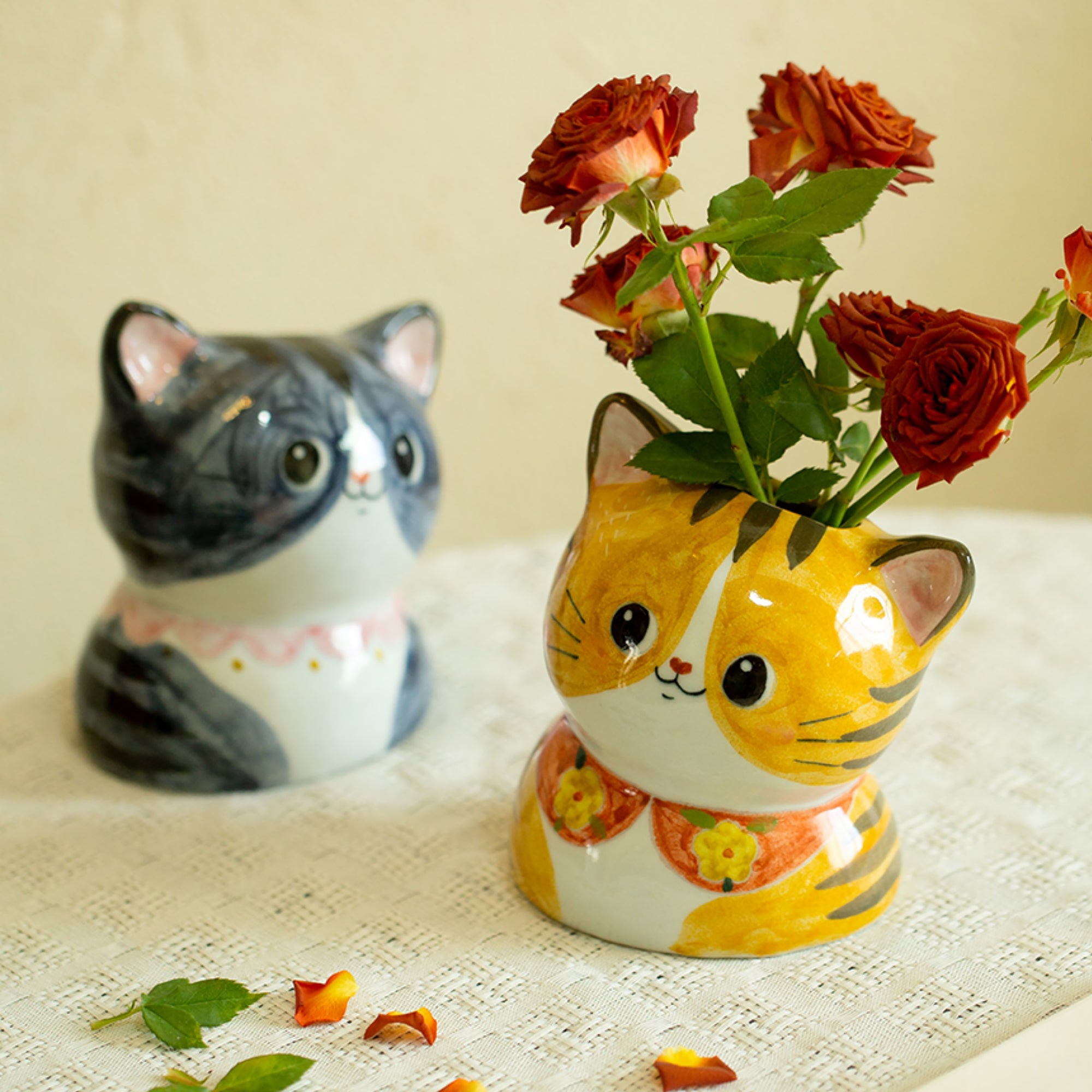 Vase mignon en céramique peinte à la main