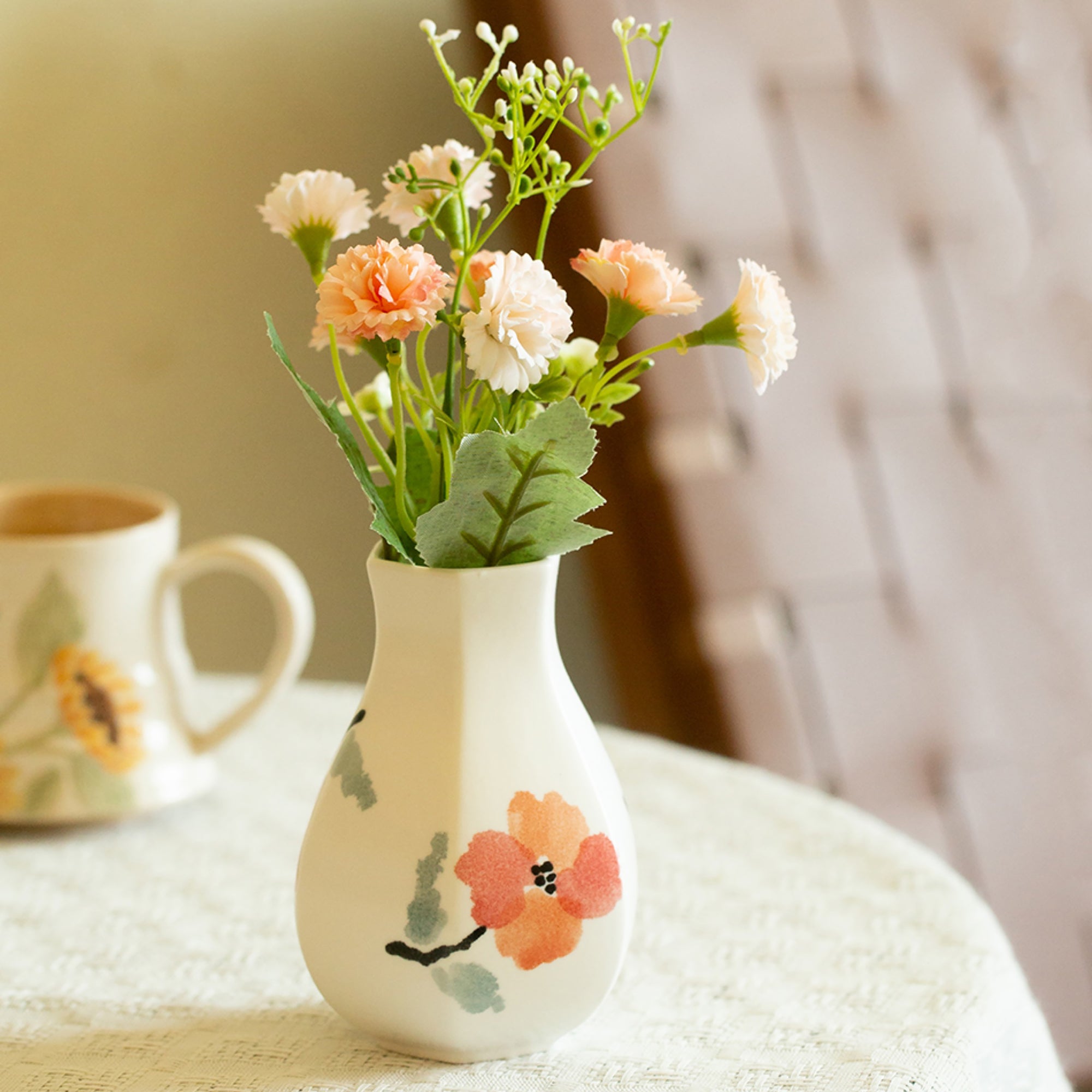 Vase en porcelaine avec décor floral peint à la main